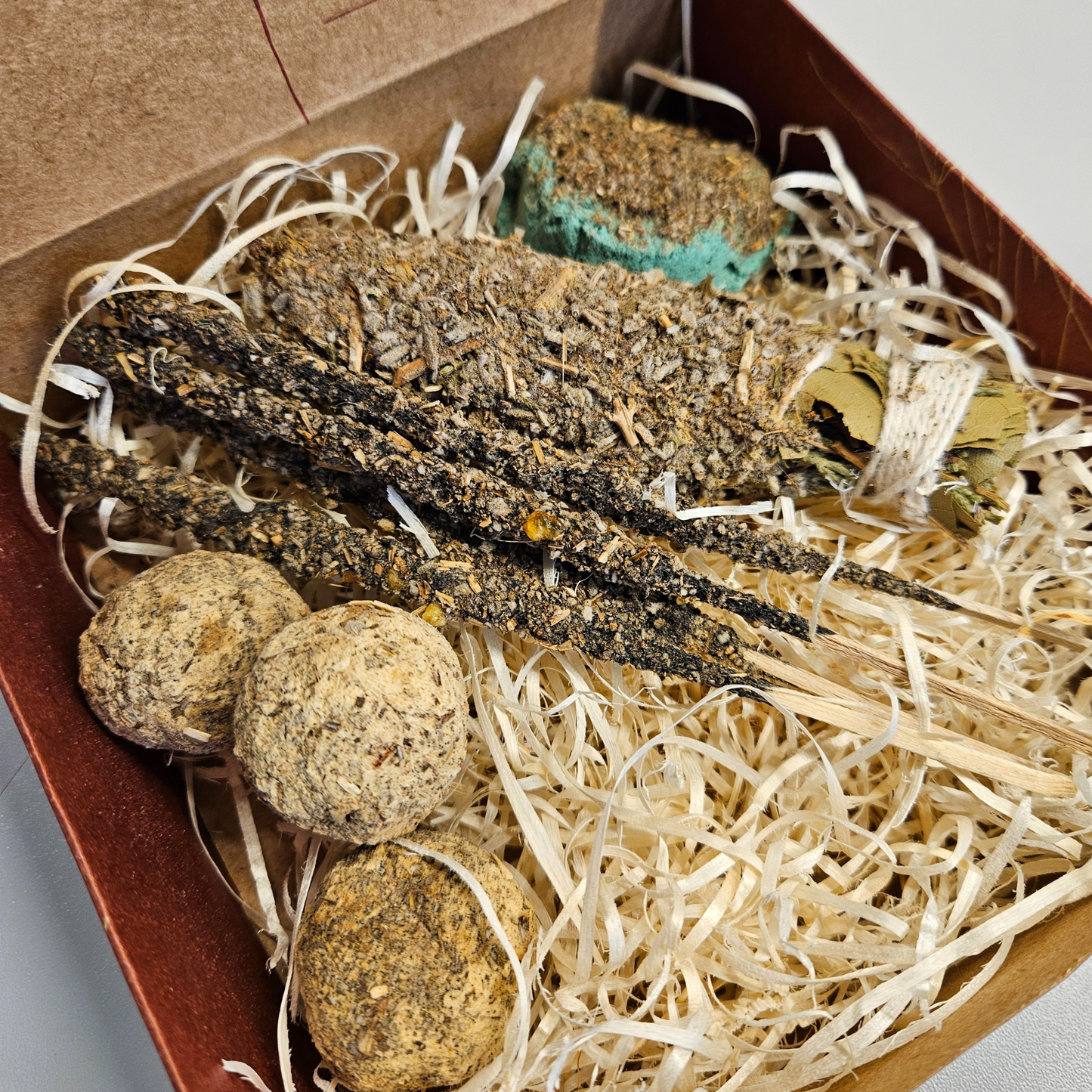 Nahaufnahme des Räucherwerk Sets Schutz mit dunklen Räucherwerken und Kräutern – starkes Ritual für Erdung und Abwehr.