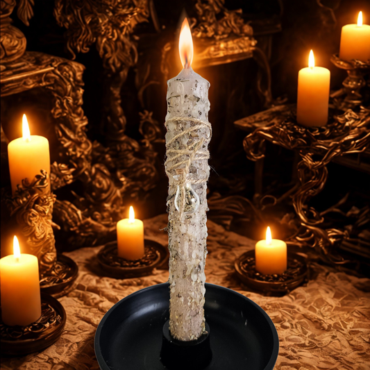 Brennende taupefarbene Ritualkerze für Loslassen und Neubeginn in ruhiger Ritualszene