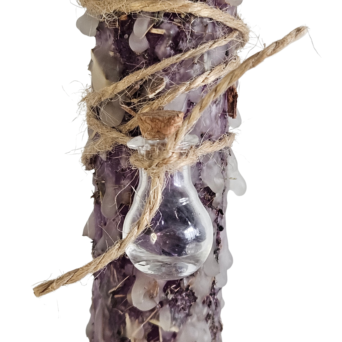 Detailaufnahme der Aubergine Ritualkerze mit Glasfläschchen, Vervain und Tulsi – handgefertigt für Transformation und innere Stärke.