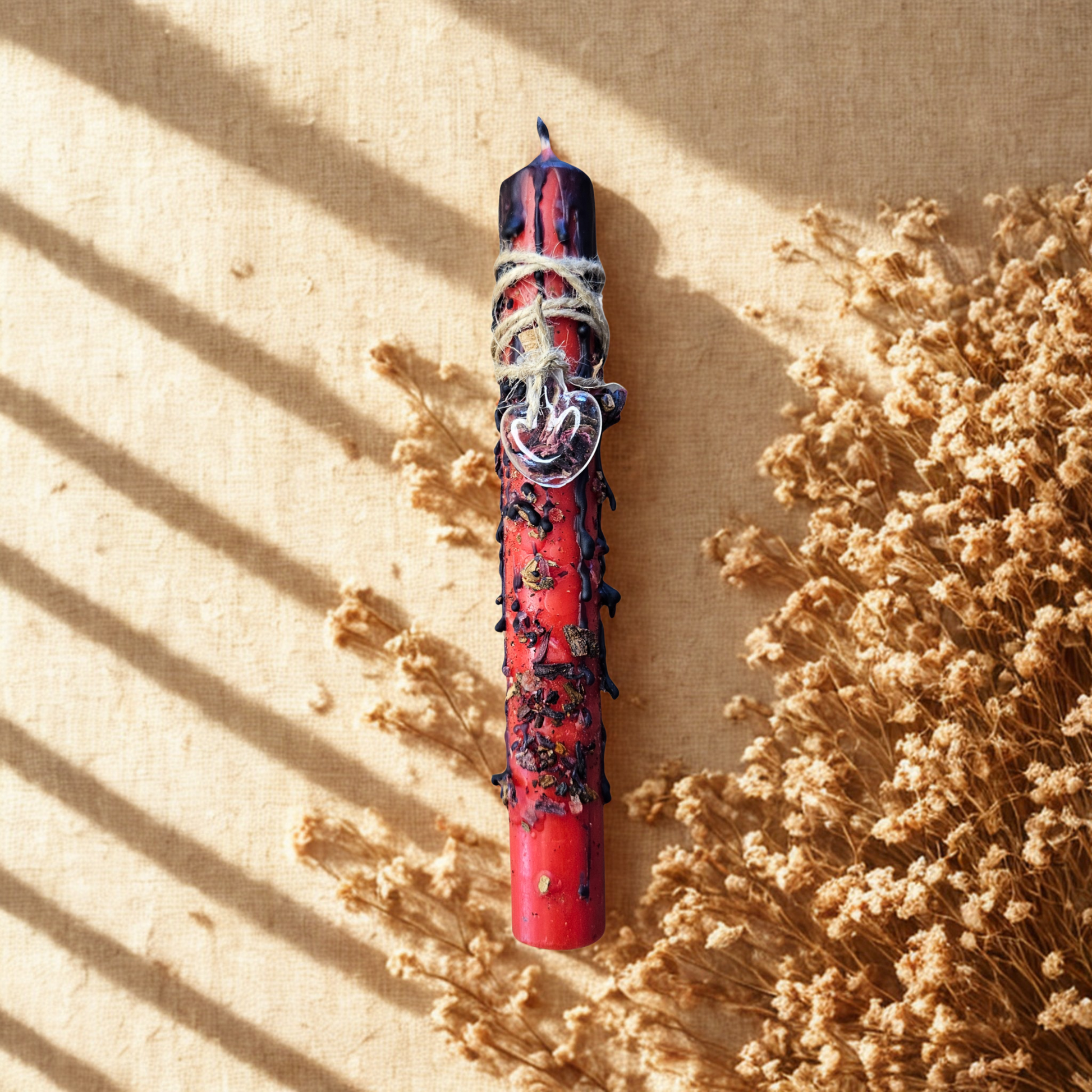 Rote Ritualkerze für Liebe, Kraft und Mut – fixiert mit schwarzem Wachs für Schutz und Tiefe, ideal für Liebes- oder Energie-Rituale.
