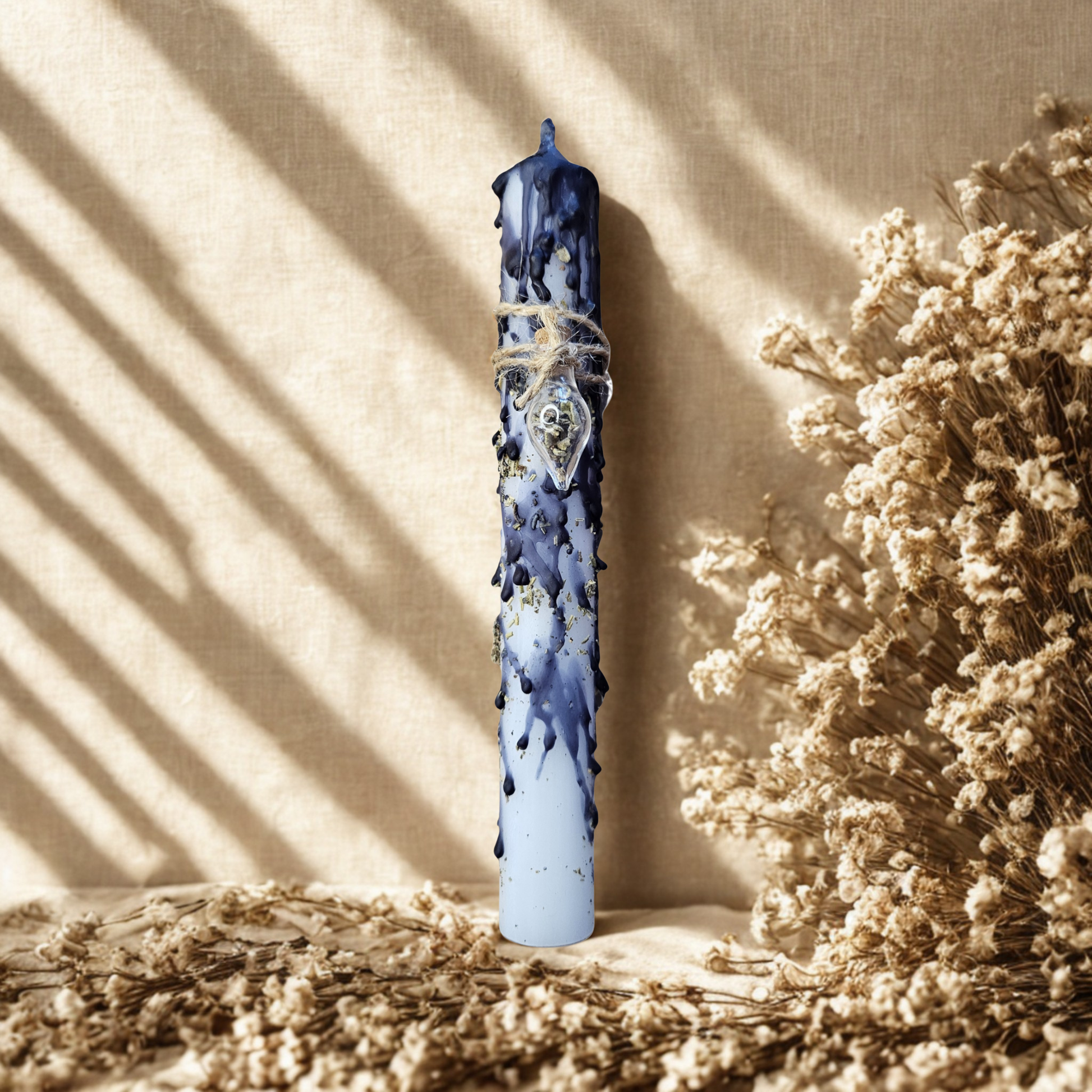 Weiße Ritualkerze für Reinigung und spirituelle Klarheit – veredelt mit Salbei, Rosmarin und Lavendelöl, ideal für Vollmond- und Neubeginn-Rituale.