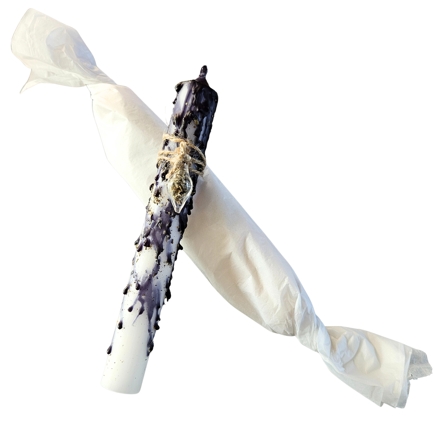 Ritualkerze in Weiß mit Salbei, Rosmarin und ätherischem Lavendelöl in weissem Seidenpapier verpackt– für Reinigung, Klarheit und Neuanfang.