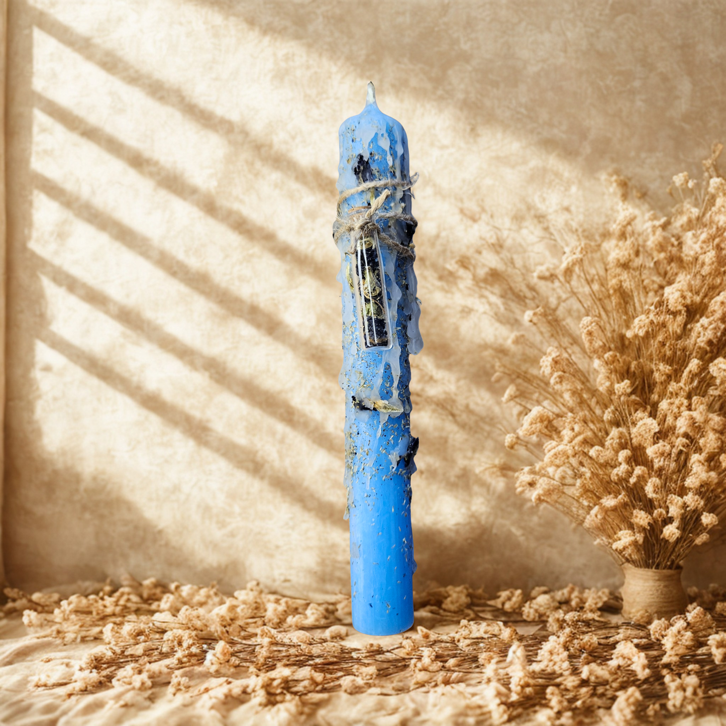 Himmelblaue Ritualkerze für Heilung, Frieden und Balance – liebevoll gestaltet mit Kräutern und Zedernöl.