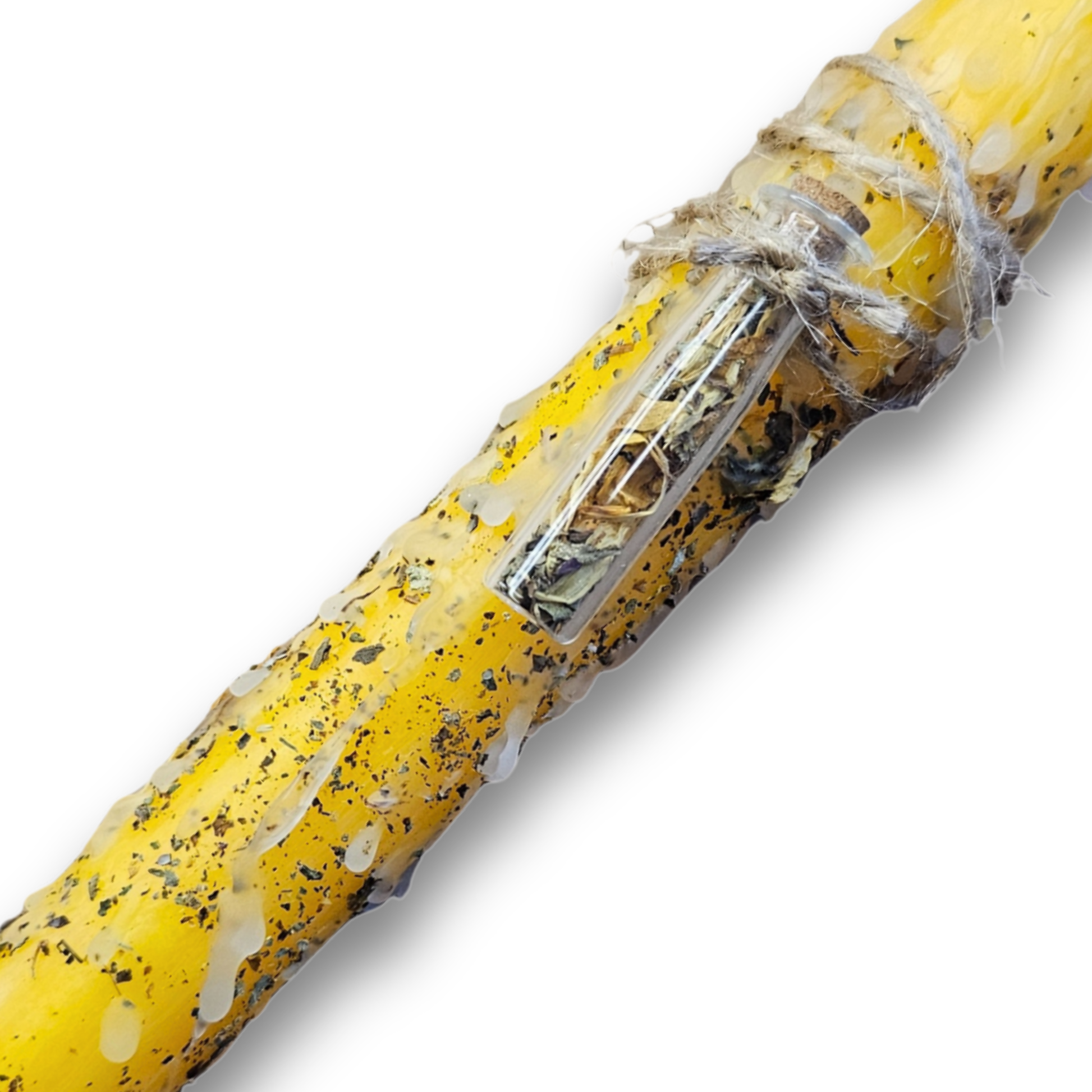 Detailaufnahme der gelben Ritualkerze mit Glasfläschchen, Calendula und Basilikum – handgefertigt für Freude, Erfolg und kreative Energie.