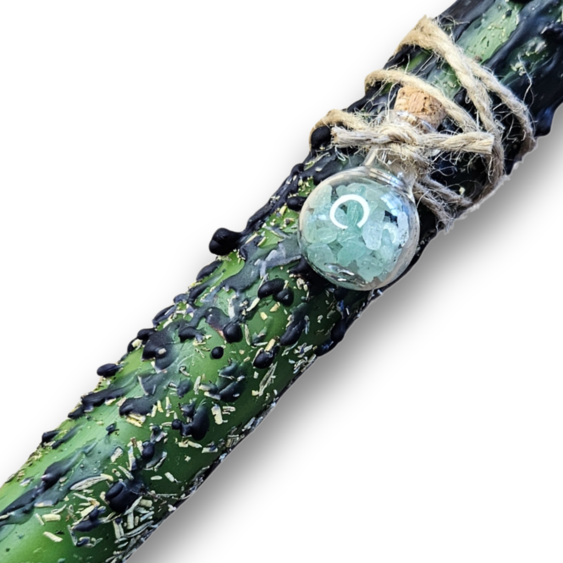 Detailaufnahme der grünen Ritualkerze mit Glasfläschchen, Rosmarin und Thymian – handgefertigt für Wachstum, Heilung und Fülle.