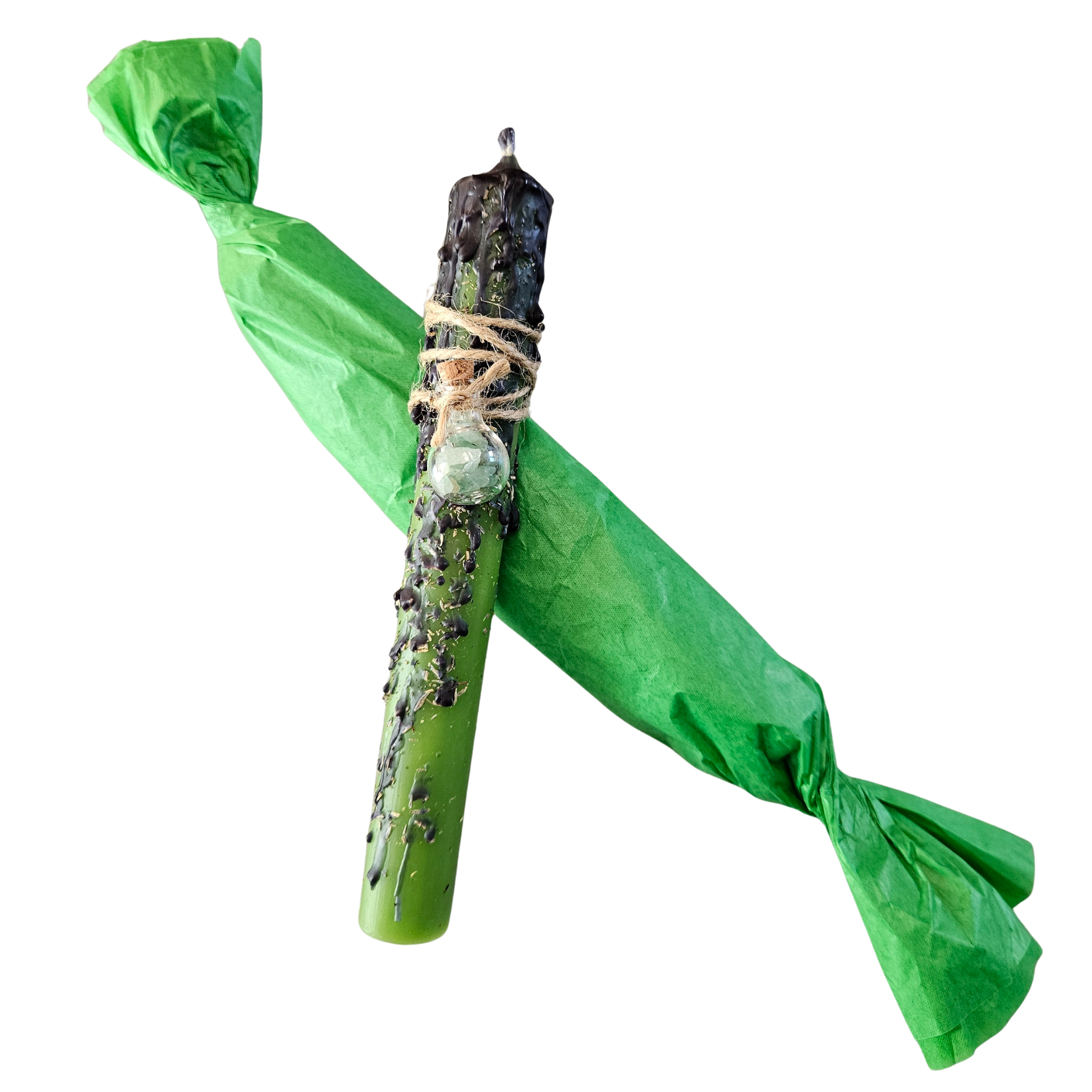 Grüne Ritualkerze mit Naturband und Glasfläschchen in grünem Seidenpapier verpackt – veredelt mit Rosmarin, Thymian und Patchouliöl für Manifestation und Stabilität.