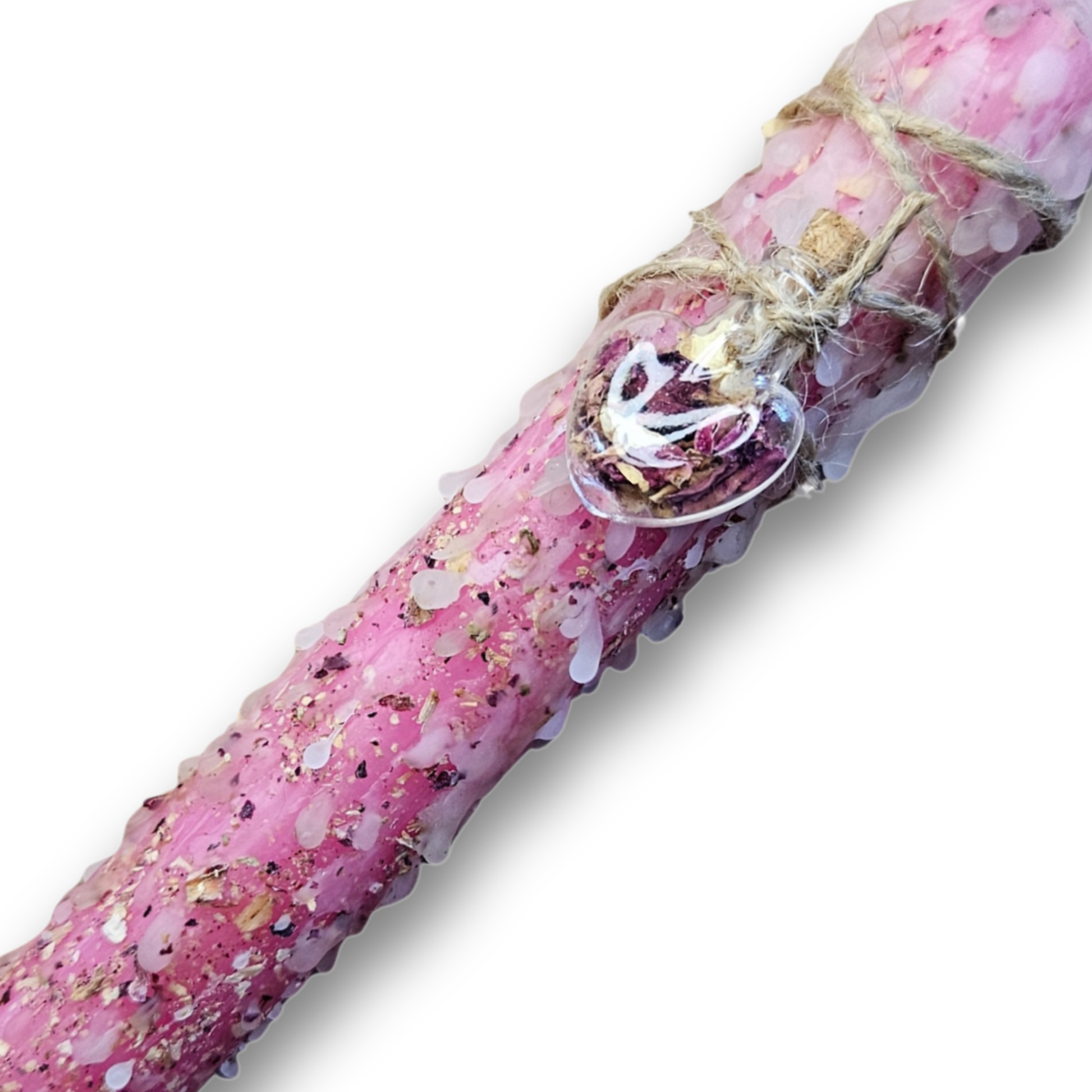 Detailaufnahme der rosa Ritualkerze mit Glasfläschchen, Rosenblättern und Jasmin – handgefertigt für Liebe, Selbstliebe und Harmonie.