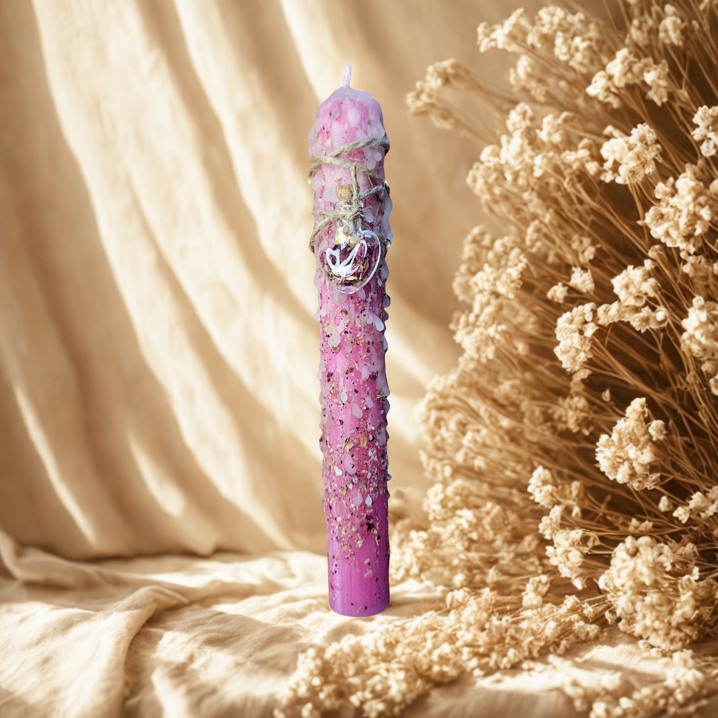 Rosa Ritualkerze für Liebe und Selbstliebe – liebevoll gestaltet mit Rosenblättern, Jasmin und Rosenöl, perfekt für zarte Herzensrituale und emotionale Heilung.