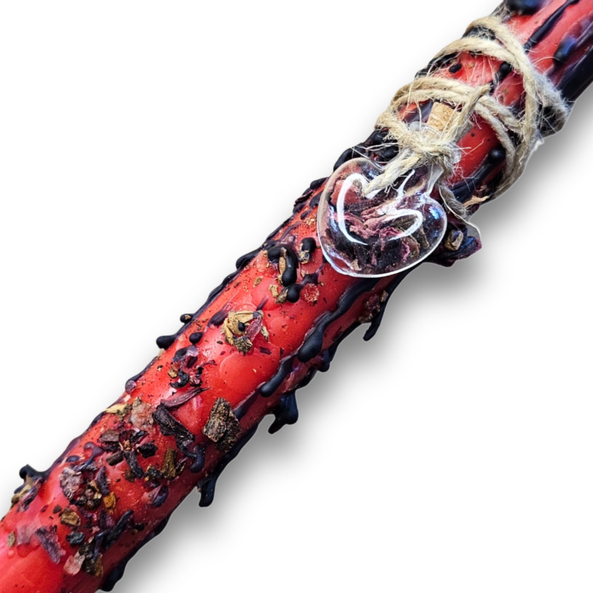 Detailaufnahme der roten Ritualkerze mit Glasfläschchen, Hibiskus und Zimt – handgefertigt für Liebe, Mut und innere Stärke.