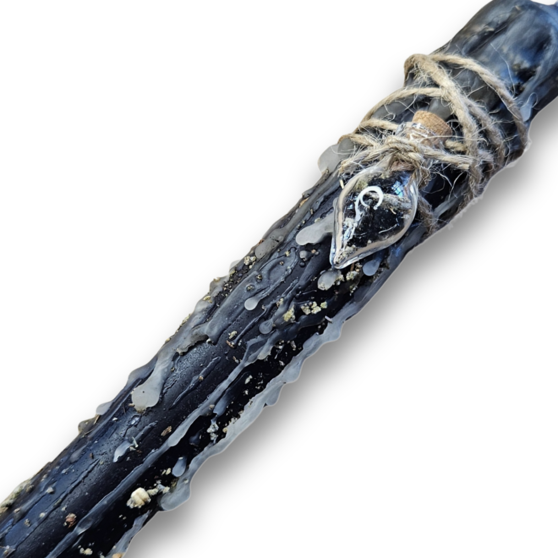 Detailansicht der schwarzen Ritualkerze mit Glasfläschchen, Eichenrinde und Salbei – handgefertigt zur Transformation und zum Loslassen alter Energien.