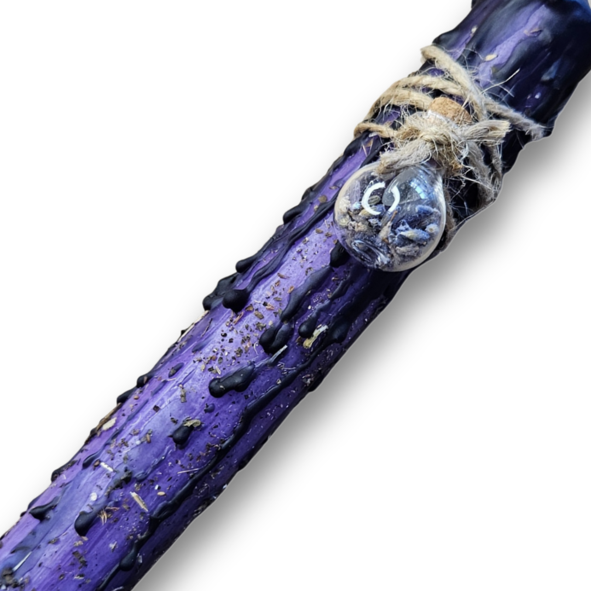 Detailaufnahme der violetten Ritualkerze mit Glasfläschchen, Vervain und Tulsi – handgefertigt für Transformation, Schutz und spirituelle Öffnung.