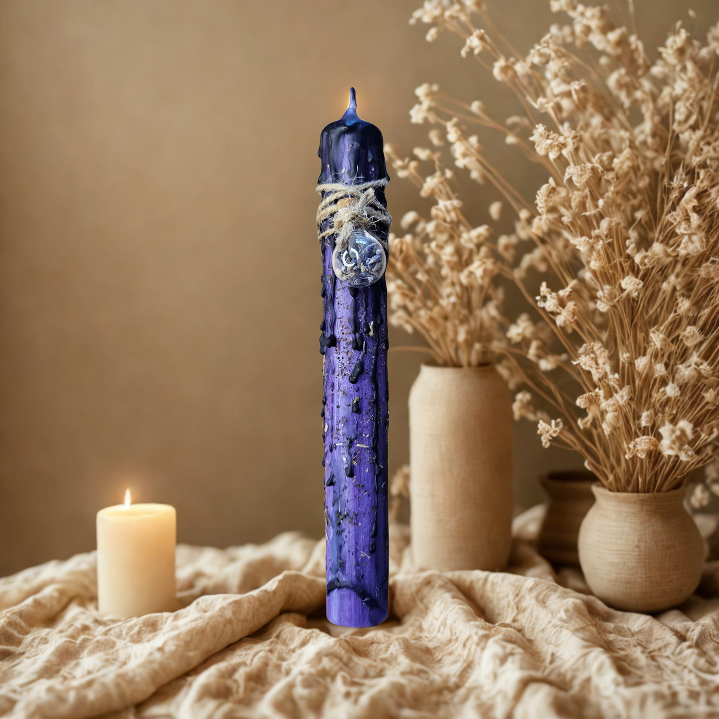 Violette Ritualkerze für spirituelle Transformation und Schutz – ideal für Meditation und tiefe Energiearbeit.
