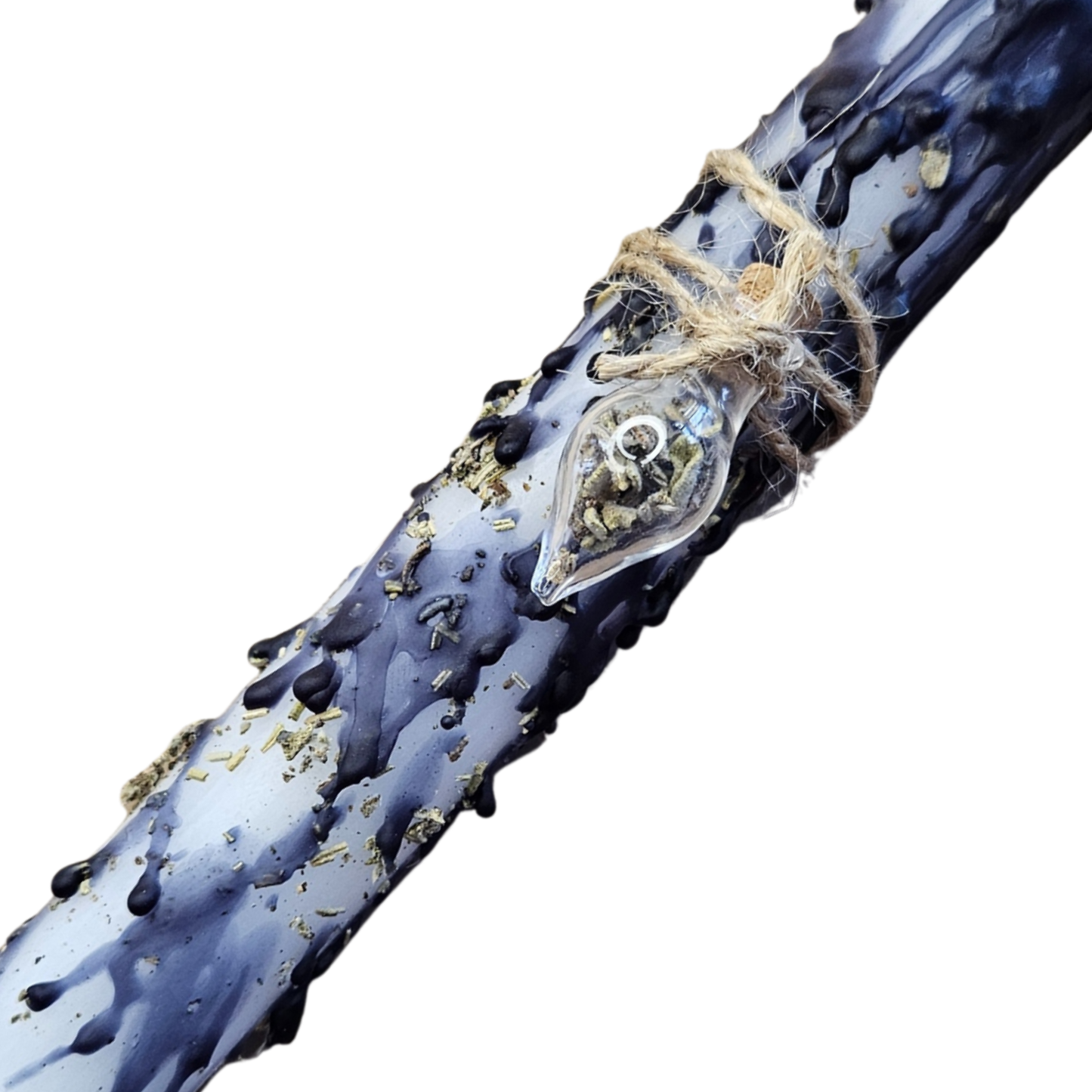 Detailaufnahme der weißen Ritualkerze mit Glasfläschchen, Salbei und Rosmarin – handgefertigt für Reinigung, Klarheit und spirituellen Neubeginn.