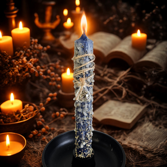 Brennende dunkelblaue Ritualkerze für Intuition und innere Stimme in mystischer Ritualszene