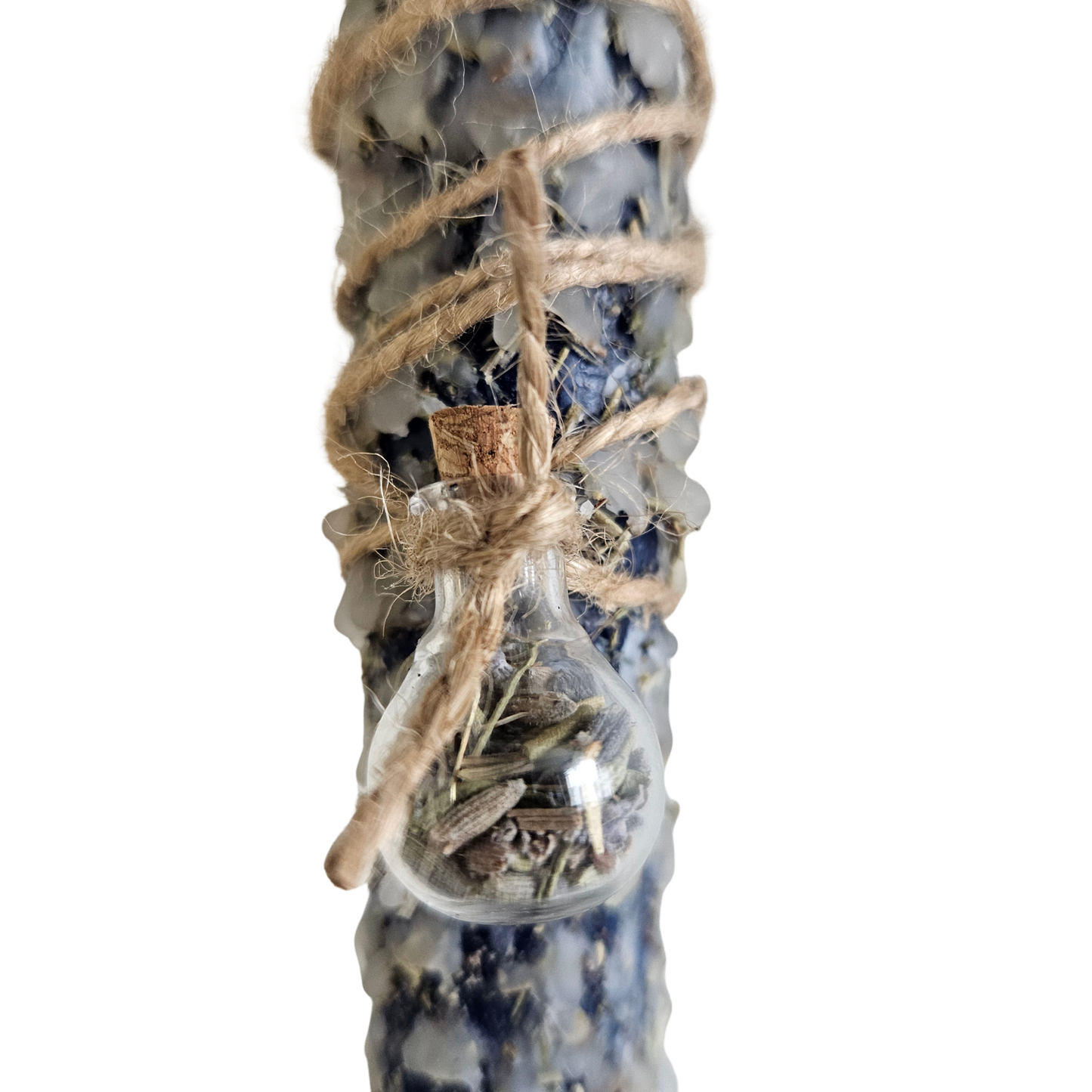 Dunkelblaue Ritualkerze für Intuition mit Kräutern, Lavendel und Rosmarin im kleinen Glasfläschchen
