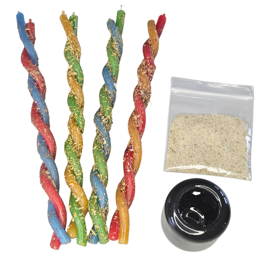 Vier gesalbte Farbduo-Bienenwachskerzen mit Kräutern in Blau-Rot, Grün-Gelb, Blau-Grün und Rot-Gelb, dazu schwarzer Keramik-Kerzenhalter und Sandbeutel – Sacred Balance Ritualkerzen Set von DreamOn.