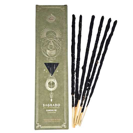 Sagrada Madre Sacred Line Kundalini Räucherstäbchen in grüner Verpackung mit einem handgerollten Räucherstab für Meditation und Energiearbeit