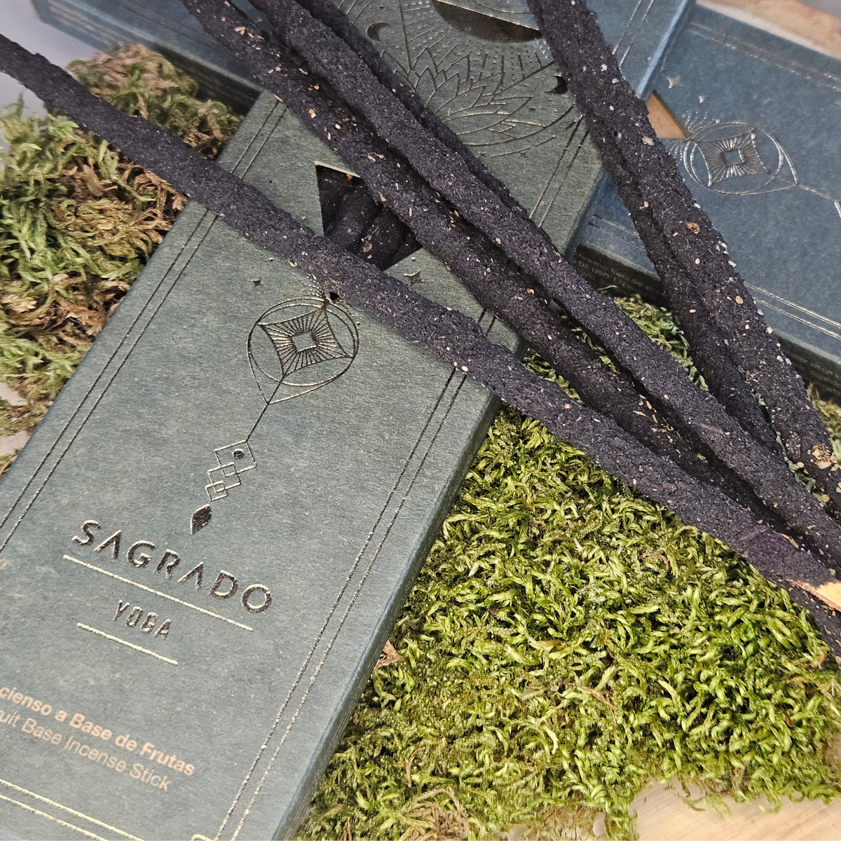 Stimmungsbild Yoga Räucherstäbchen Sacred Line von Sagrada Madre in natürlicher Verpackung für Meditation und achtsame Rituale