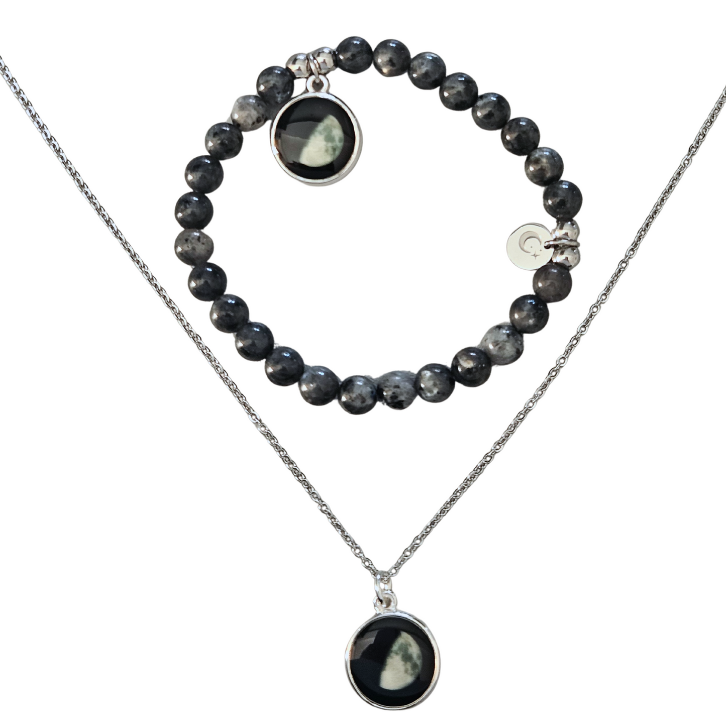 Moonglow Set mit Halskette & -Labradorit Armband – spiritueller Mondphasen-Schmuck auf weißem Hintergrund