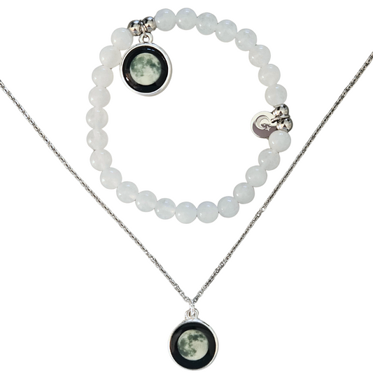 Moonglow Set mit Halskette & Armband – Mondphasen-Schmuck auf weißem Hintergrund