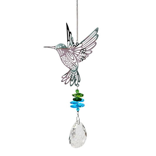 Metallischer Kolibri-Sonnenfänger mit grünen und blauen Kristallen sowie großem facettiertem Prisma vor weißem Hintergrund.