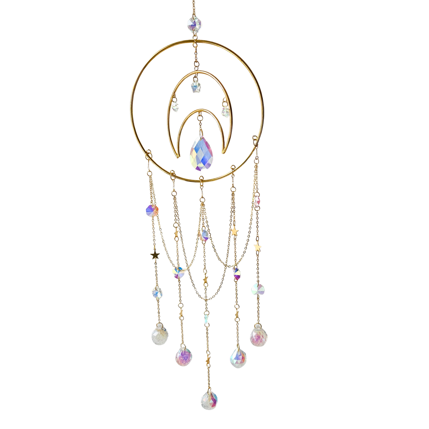Goldener Suncatcher mit großem Mondring, Aurora-Kristallen und hängenden Prismen – 60 cm.