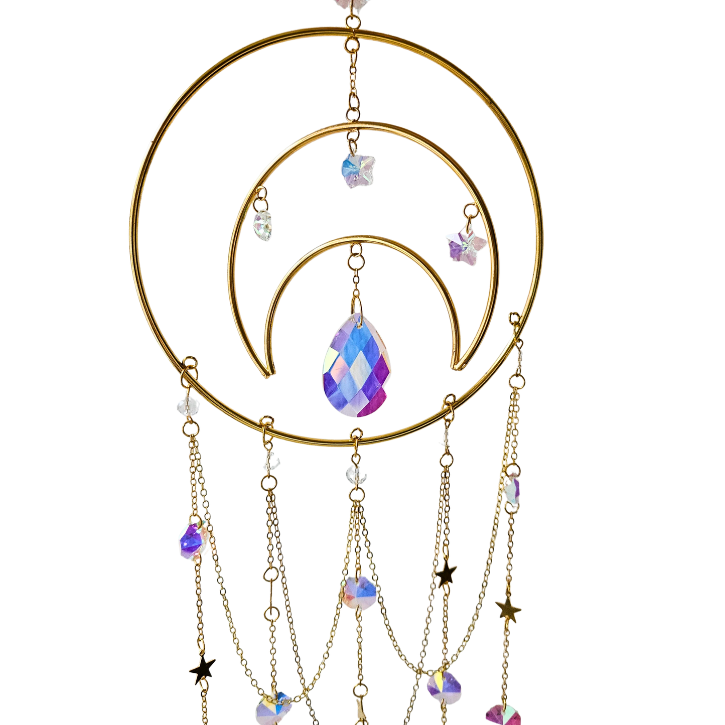 Detailaufnahme des Suncatchers: goldene Ringe, schillernder Tropfenkristall und kleine Sternanhänger.