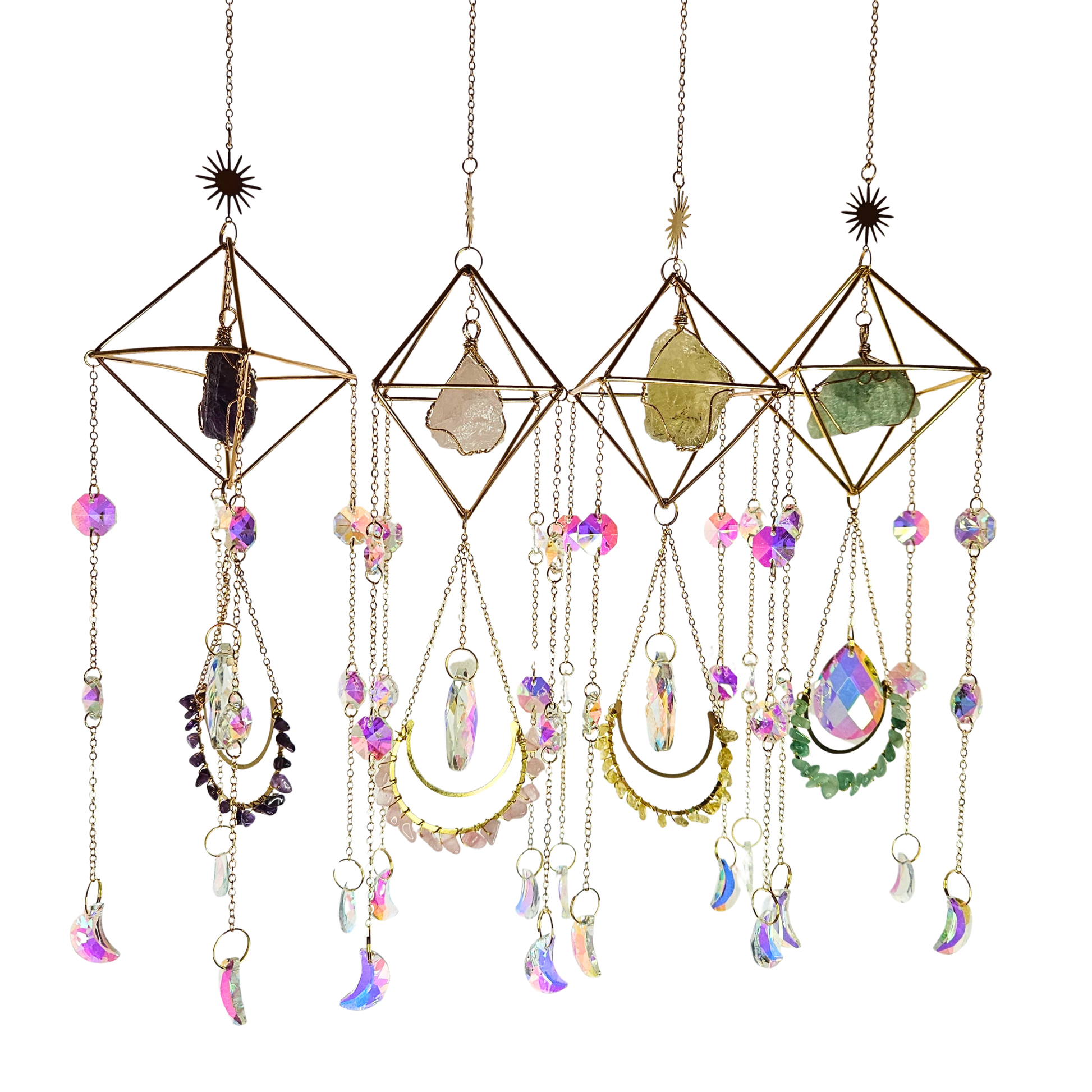 Kristall Sonnenfänger Rainbow Spirit – Boho Deko mit goldenen Elementen und schillernden Regenbogenreflexen, Produktfoto auf weißem Hintergrund.