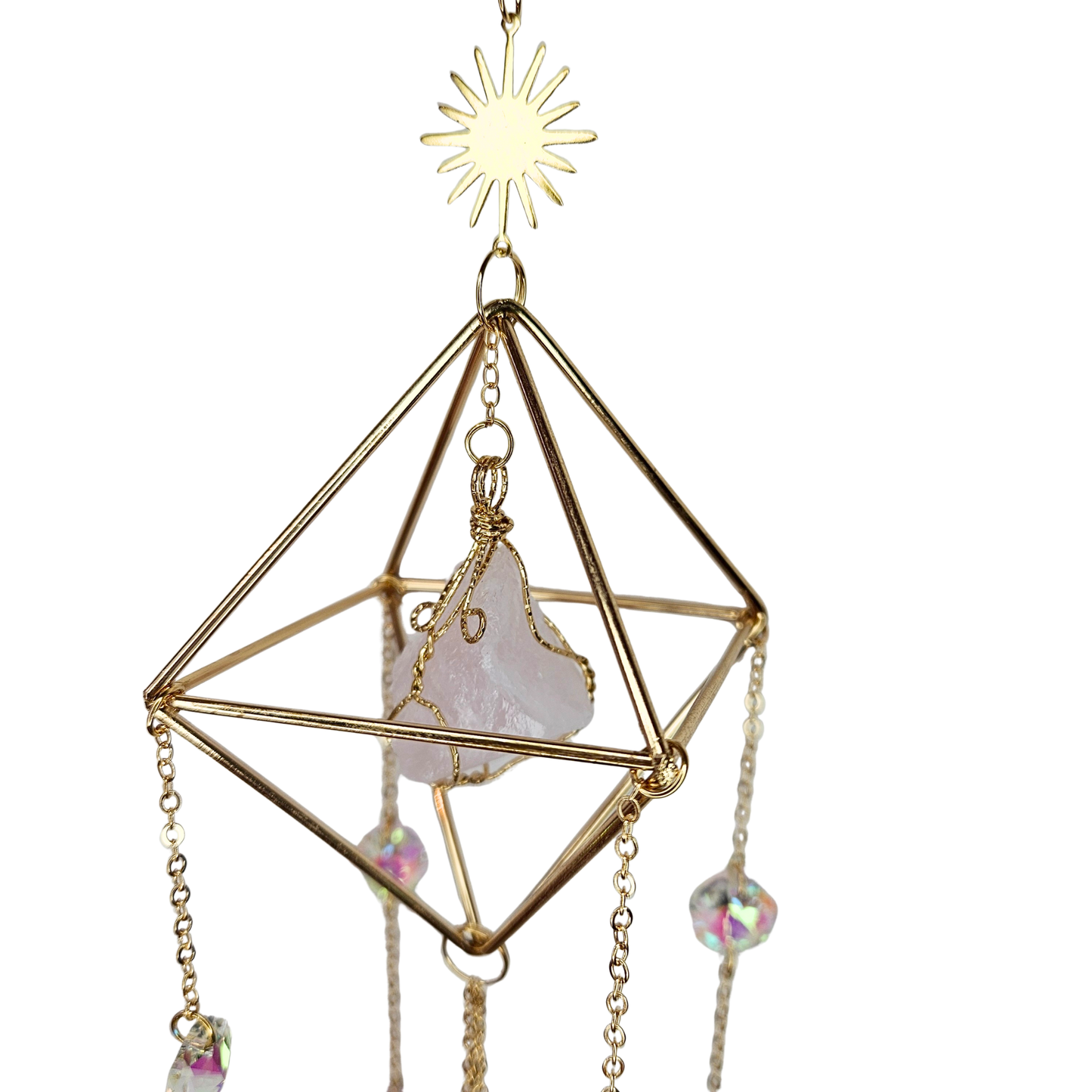 Detailansicht Sonnenfänger Rainbow Spirit – goldene Geometrie mit zartem rosa Kristall und Sonnenornament.