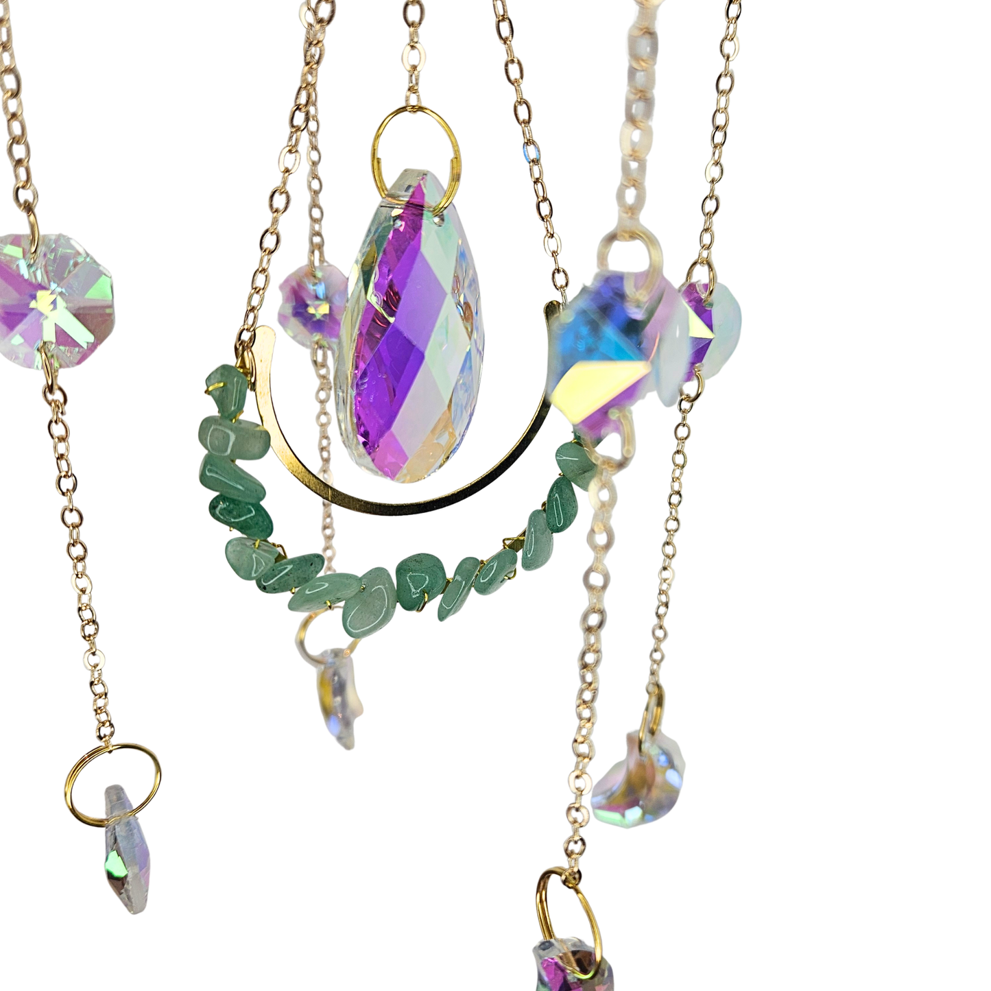 Sonnenfänger Rainbow Spirit – Nahaufnahme des Mondanhängers mit grünen Steinchen und facettiertem Kristall im Licht.