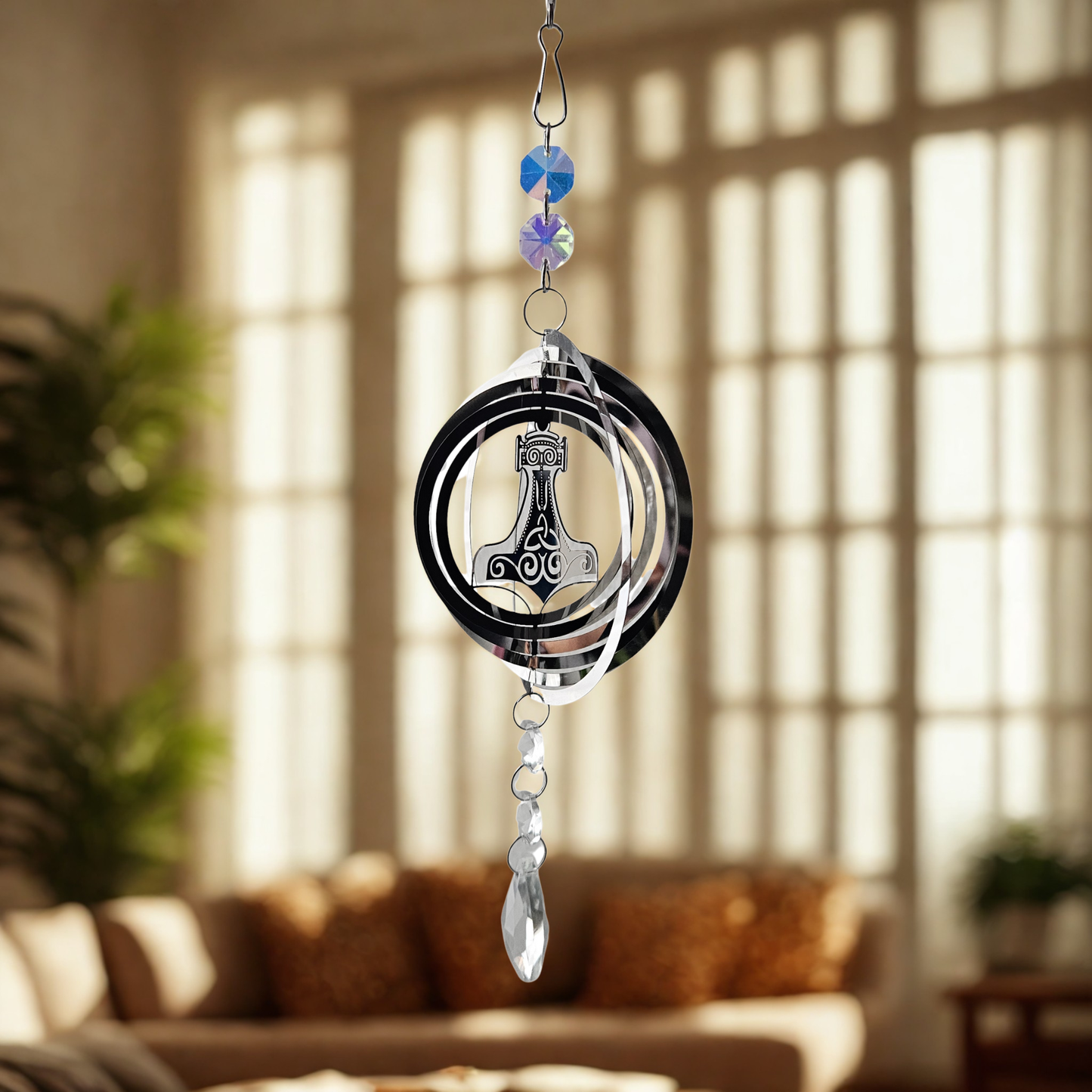Mjölnir Metall-Suncatcher Windspiel mit Kristallen, dekorativ im Wohnraum hängend.