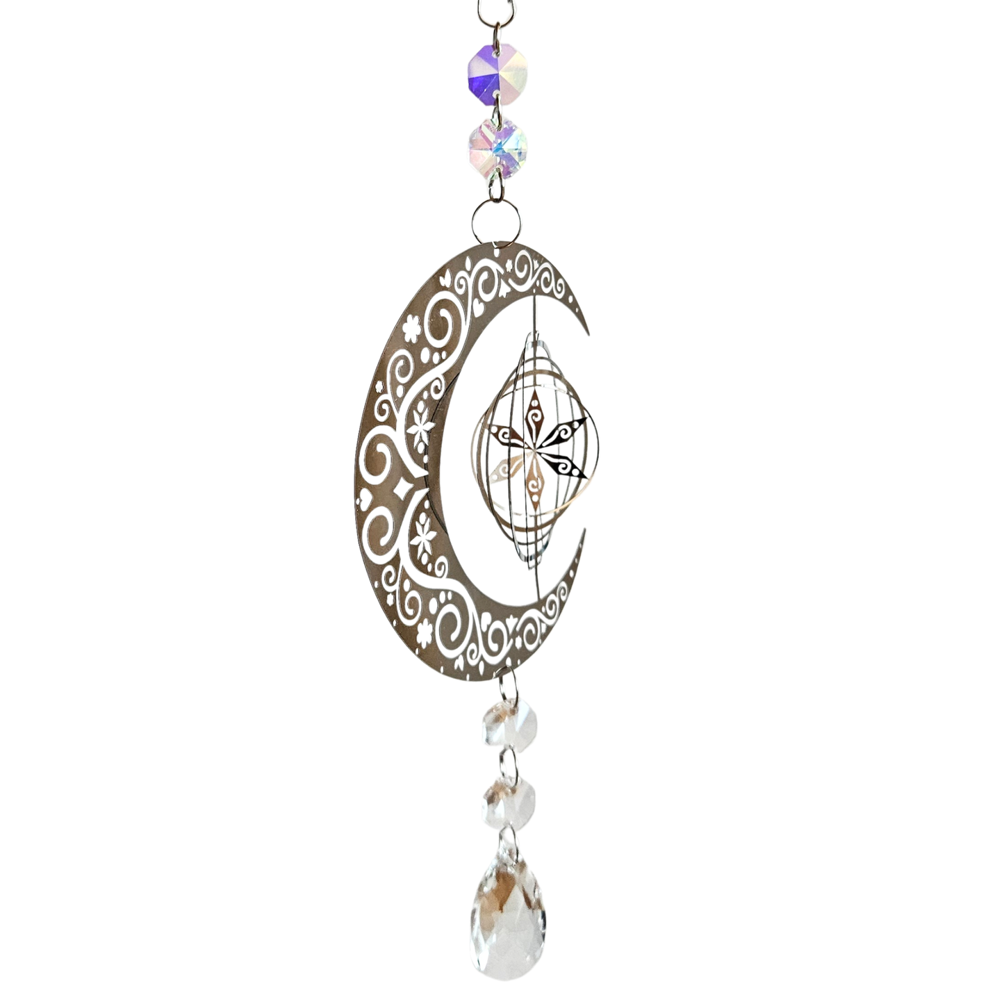 Seitliche Ansicht eines filigranen Mond-Metall-Suncatchers mit Kristallen und Sternenblumen-Ornament.