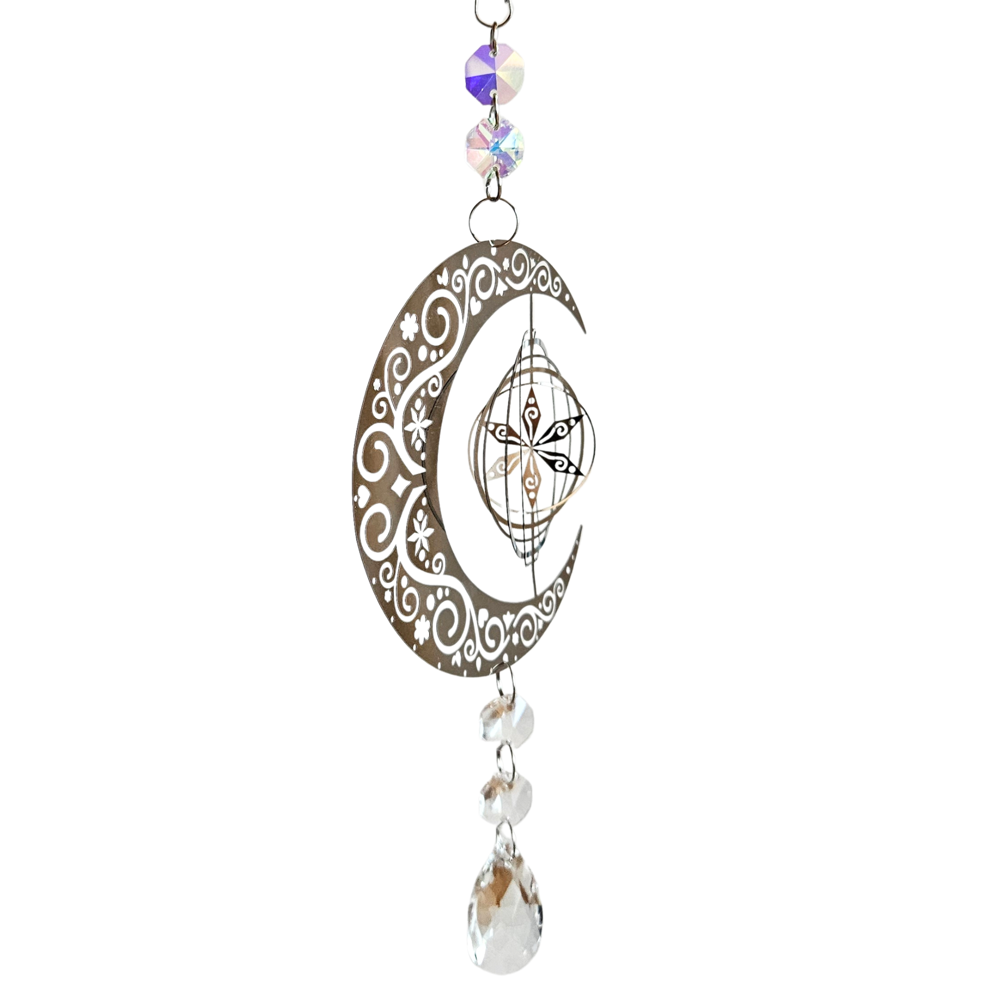 Seitliche Ansicht eines filigranen Mond-Metall-Suncatchers mit Kristallen und Sternenblumen-Ornament.