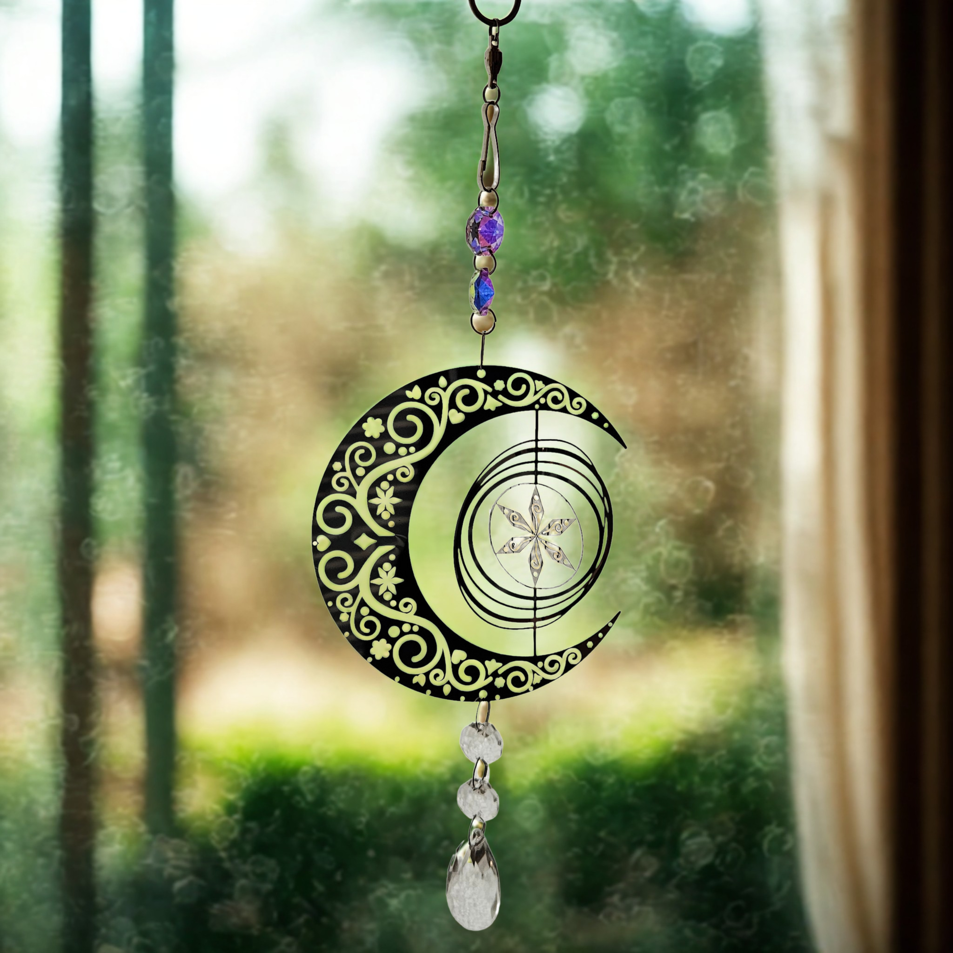 Metall-Mond Suncatcher Windspiel mit Sternenblume, hängend vor einem Fenster mit natürlichem Licht.