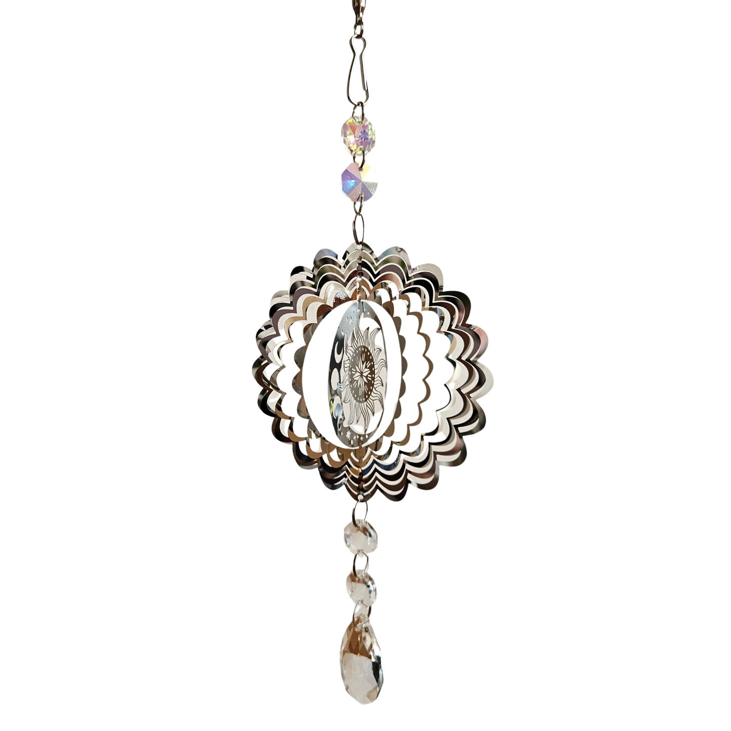 Metall-Suncatcher Windspiel mit Sonne-und-Mond-Design und klaren Kristallen, frontal fotografiert.