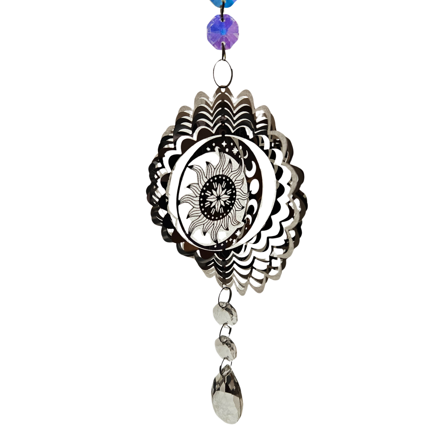 Detailansicht eines Sonne-und-Mond Suncatchers aus Edelstahl mit facettiertem Kristalltropfen.