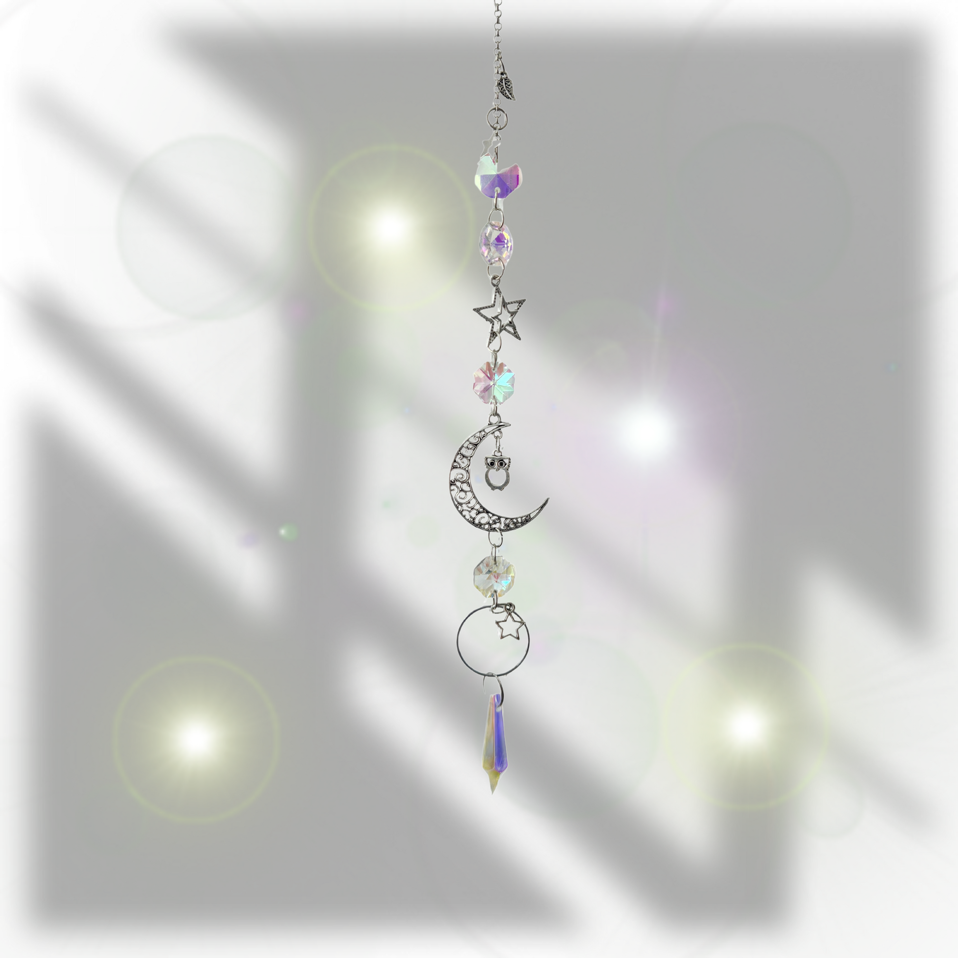 Mystischer Suncatcher mit Eule, Mondsichel & Sternen – funkelnder Sonnenschein, Lichtspiel für nächtliche Klarheit & spirituellen Schutz
