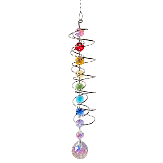 Silberner Spiral-Suncatcher mit Kristallperlen in Chakra-Farben und grossem regenbogenfarbenem Kristallprisma am unteren Ende, vor weißem Hintergrund.