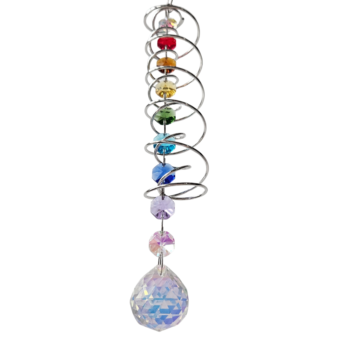 Nahaufnahme eines silbernen Spiral-Suncatchers mit mehrfarbigen Kristallperlen in den Chakra-Farben, vor weißem Hintergrund.