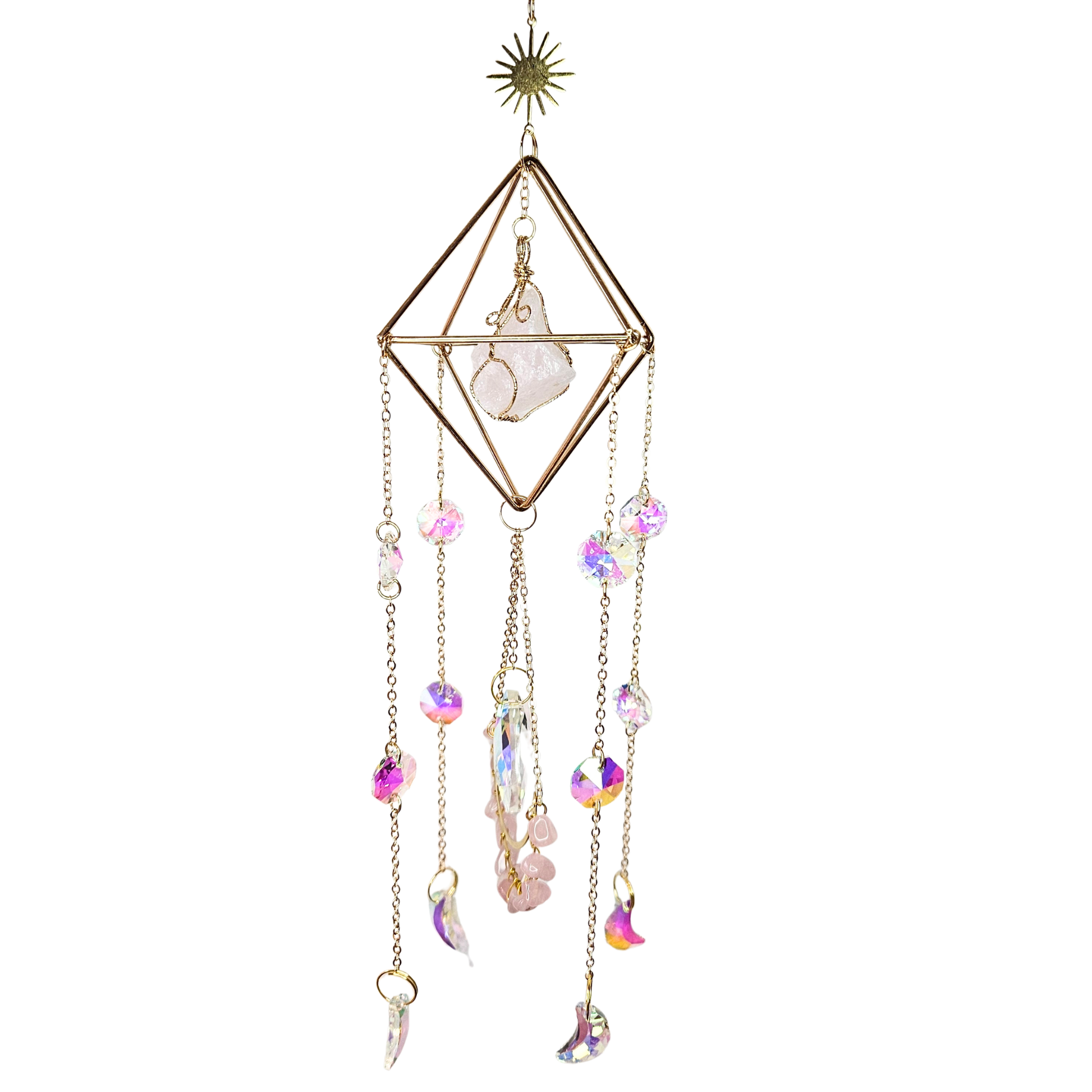 Kristall Sonnenfänger Rainbow Spirit – Boho Deko mit goldenen Elementen und schillernden Regenbogenreflexen, Produktfoto des Modells in rosa auf weißem Hintergrund.