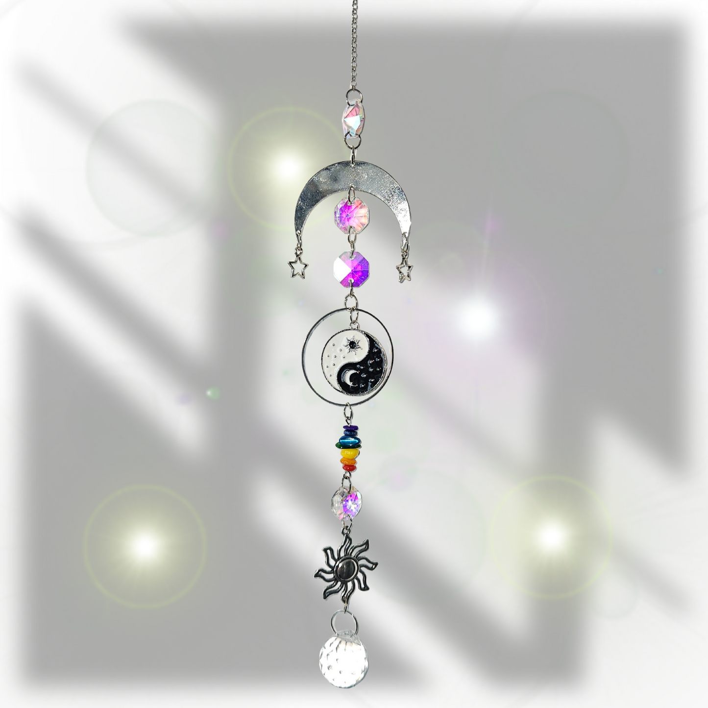 Spiritueller Suncatcher mit Sonne, Mond, Yin-Yang-Symbol & Chakra-Steinen – im Sonnenschein, Lichtfänger für Harmonie & energetische Balance