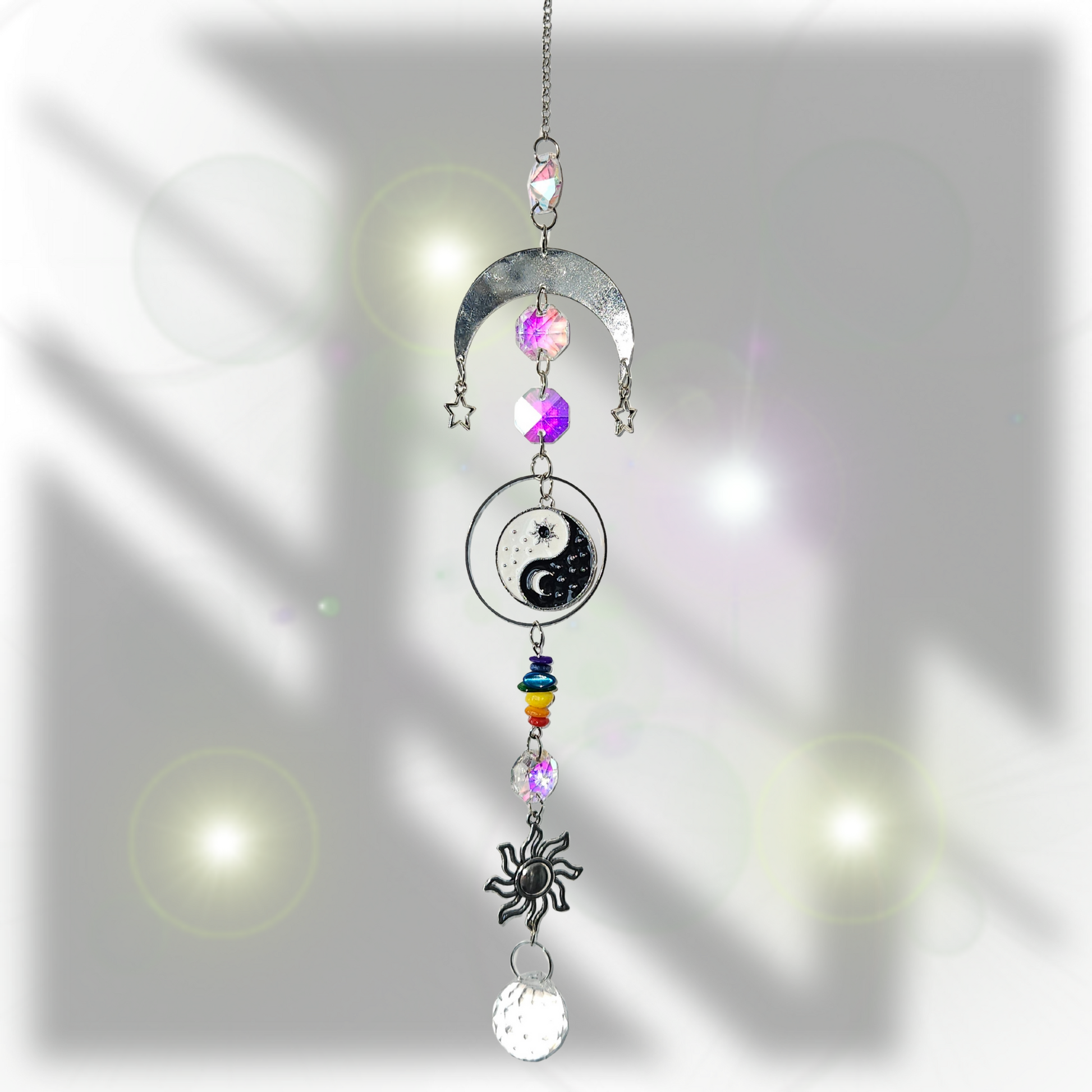 Spiritueller Suncatcher mit Sonne, Mond, Yin-Yang-Symbol & Chakra-Steinen – im Sonnenschein, Lichtfänger für Harmonie & energetische Balance