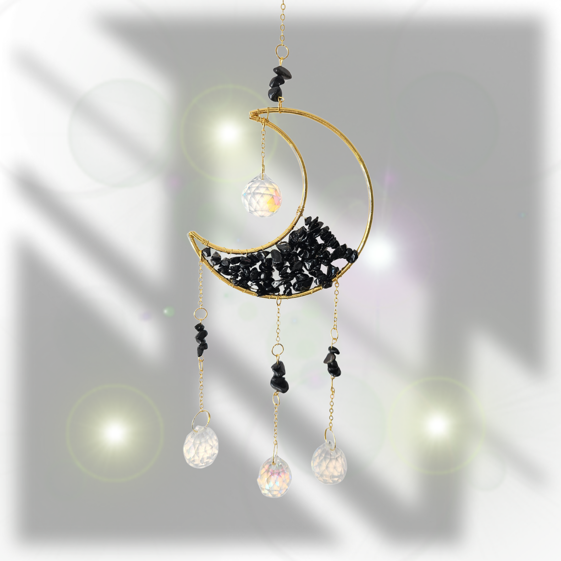 Suncatcher mit schwarzem Onyx & Gold – im funkelnden Sonnenschein, kraftvoller Lichtfänger für energetischen Schutz & Stabilität