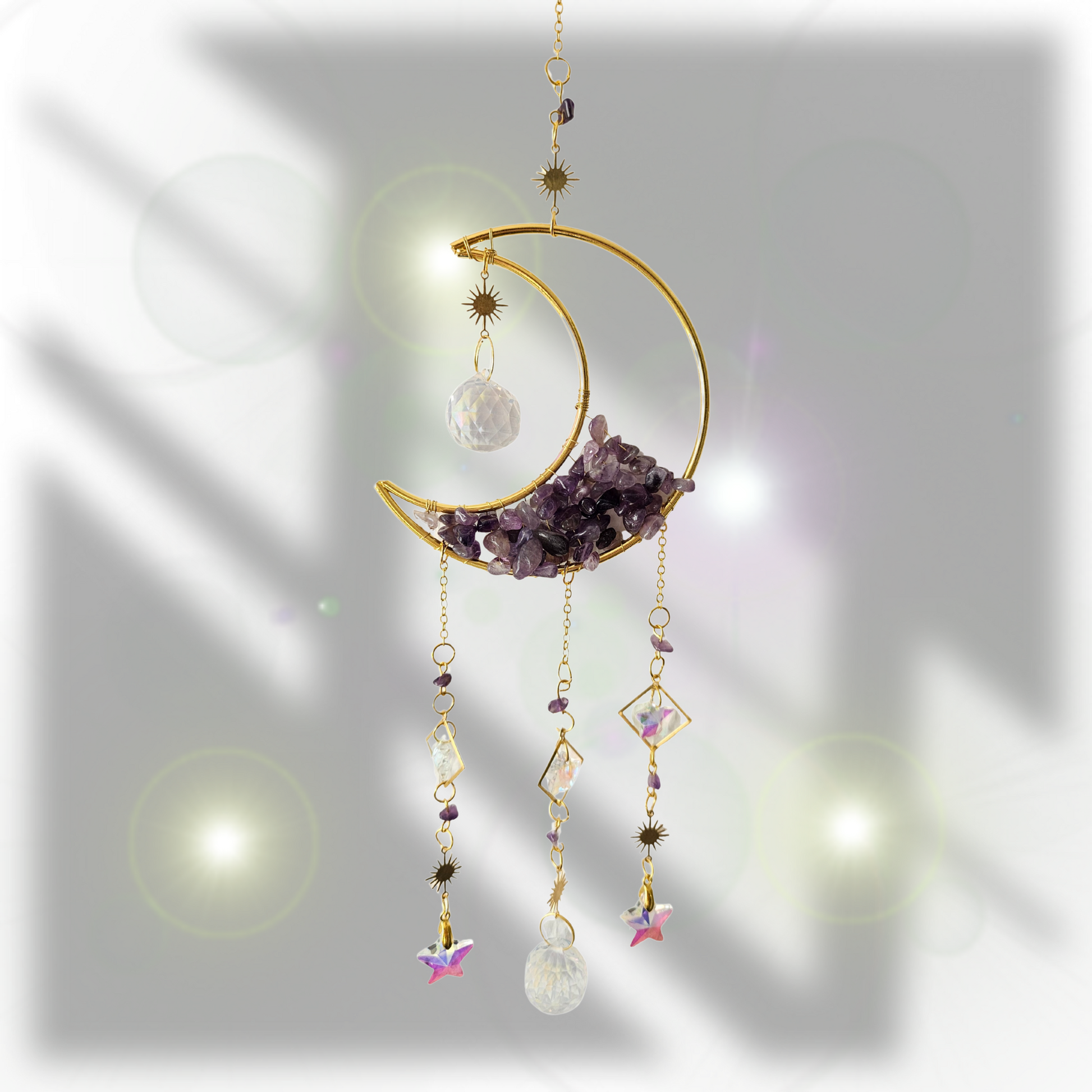 Mystischer Suncatcher mit Amethyst & Kristall – im funkelnden Sonnenschein, Lichtspiel für Intuition & spirituellen Schutz