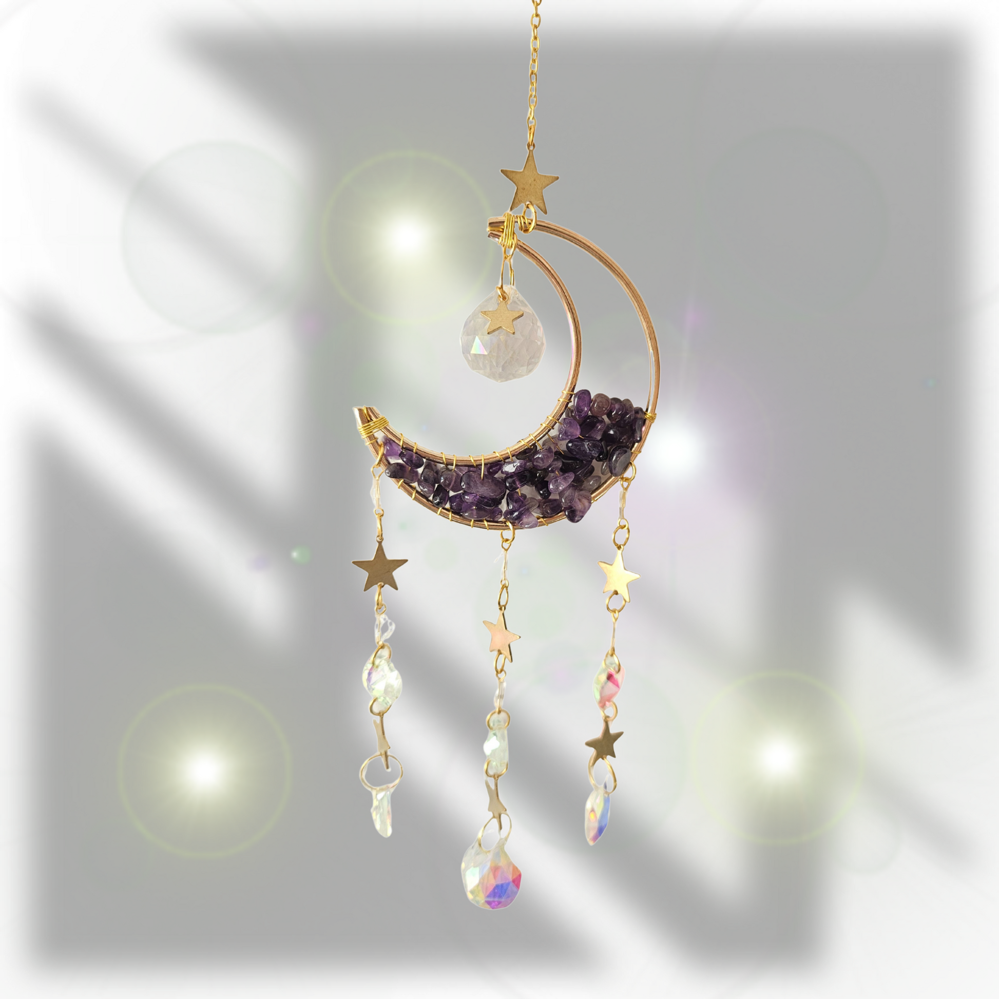 Kleiner Suncatcher mit Amethyst und Kristallelementen – im funkelnden Sonnenschein, magischer Begleiter für innere Ruhe & Klarheit