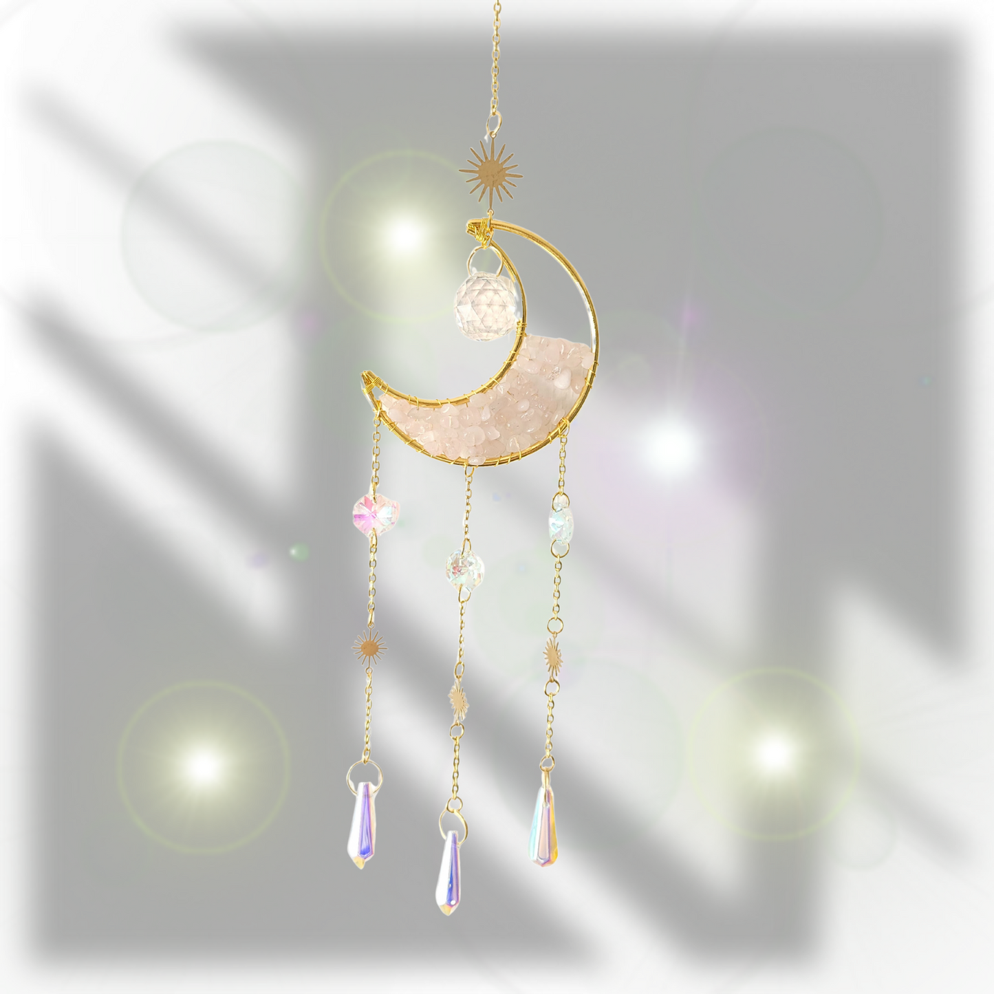 Suncatcher mit Rosenquarz und goldenen Details – im funkelnden Sonnenschein, strahlender Lichtfänger für Herzöffnung & Selbstliebe