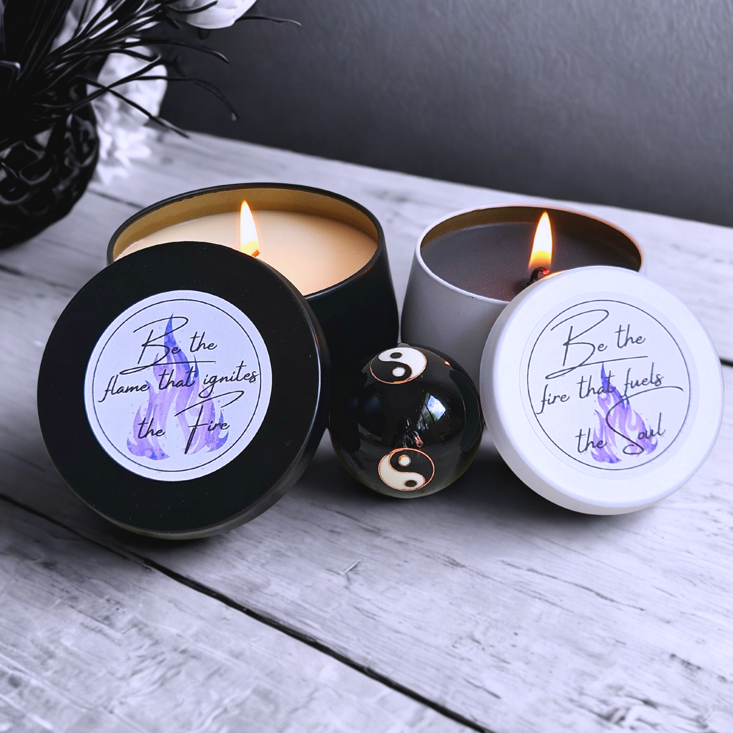 Stimmungsvolles Arrangement der Violetten Flamme Kerzen – Lichtsymbol für Transformation & seelisches Gleichgewicht