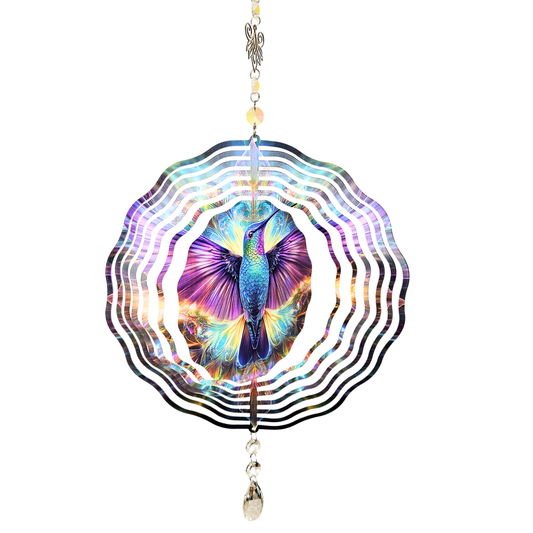 Freigestellter Kolibri Windspinner aus Metall mit Kristalltropfen und 3D-Ringen.