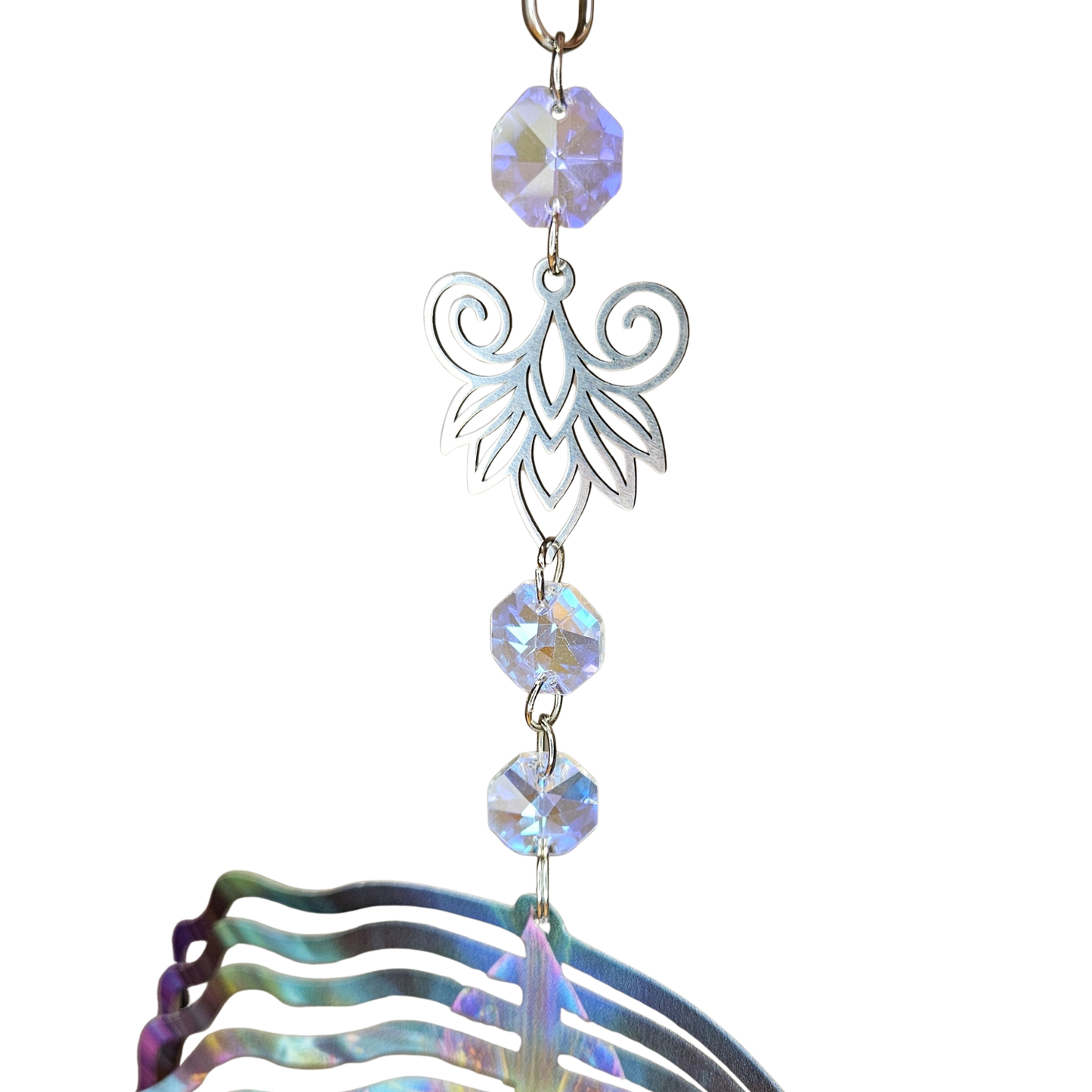 Detailaufnahme des oberen Kristallstrangs und Metallornaments des Kolibri Windspinners.