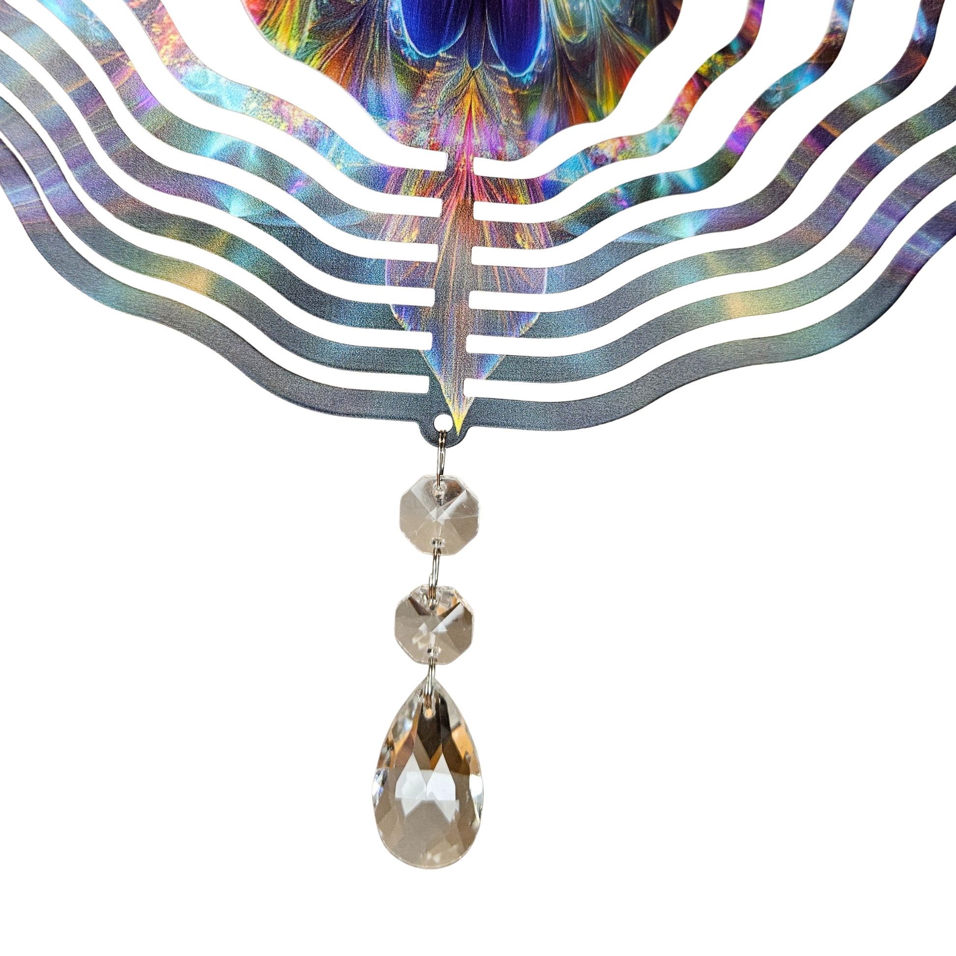 Nahaufnahme des unteren Kristalltropfens und der klaren Kristalle am Kolibri Windspinner.